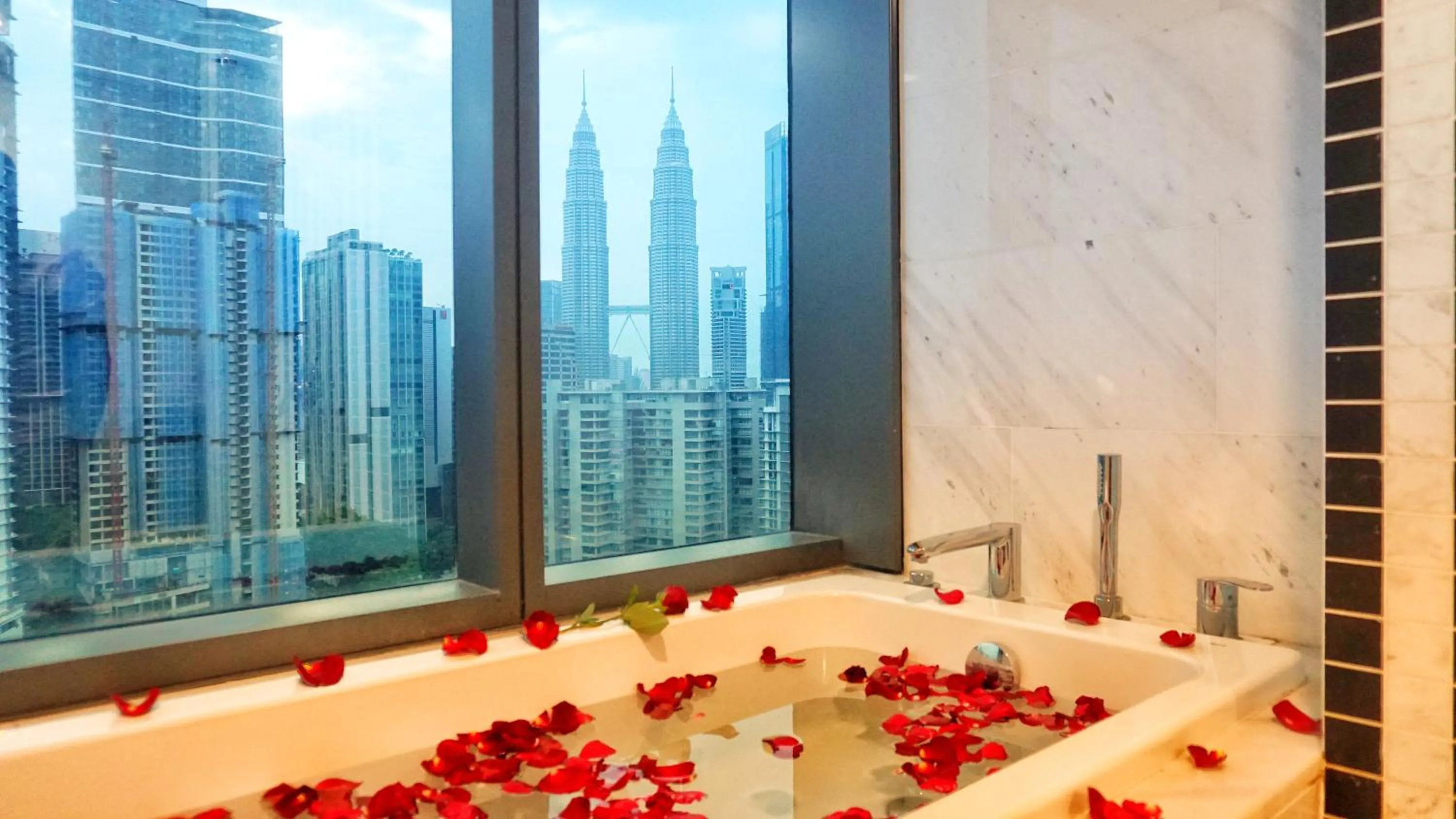 Hot Tub in MOONWAY SUITES At EATON KLCC
