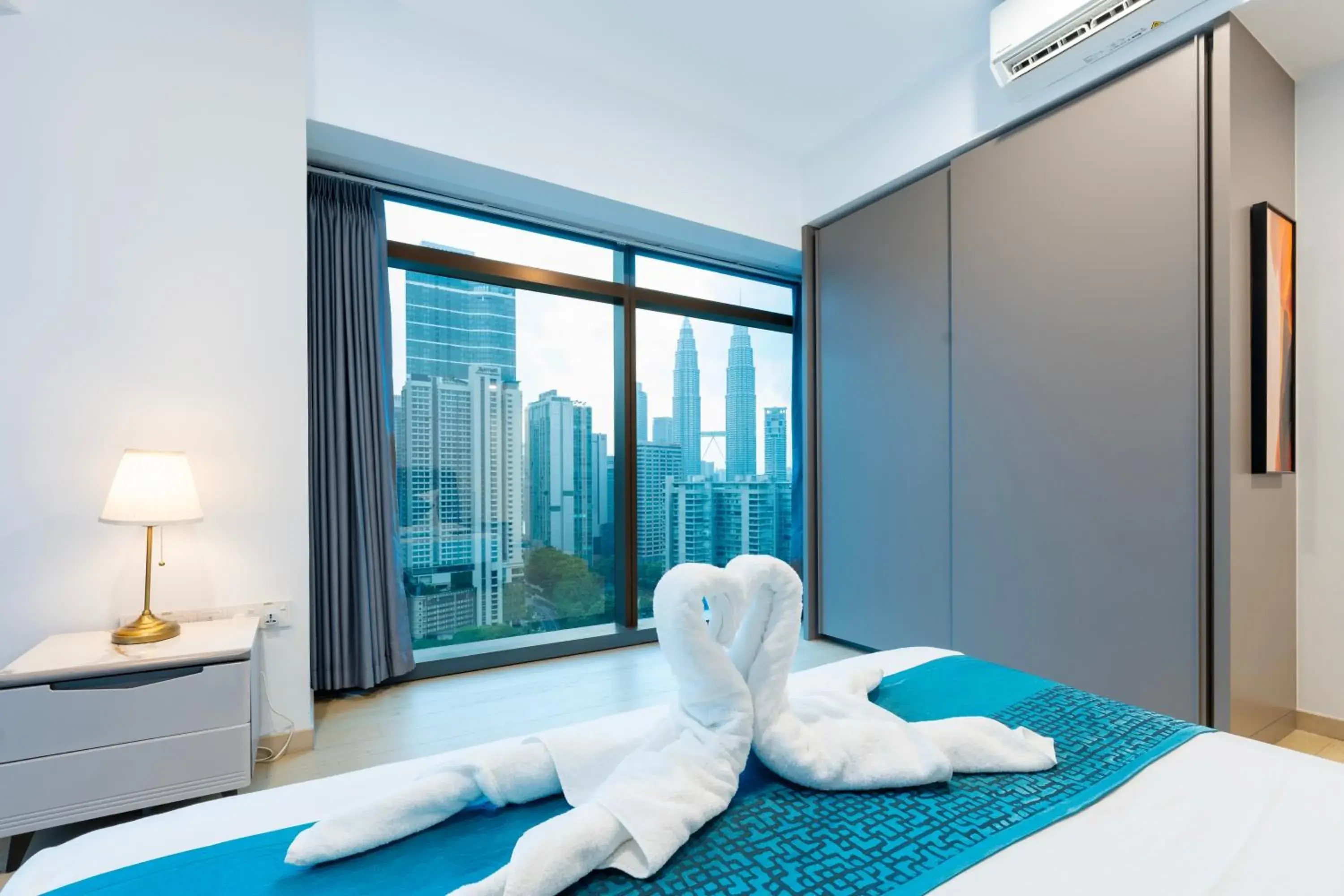 Diamond Two Bedrooms Apartment - Petronas Twin Towers View in MOONWAY SUITES At EATON KLCC Diamond Two Bedrooms Apartment - Petronas Twin Towers View in MOONWAY SUITES At EATON KLCC