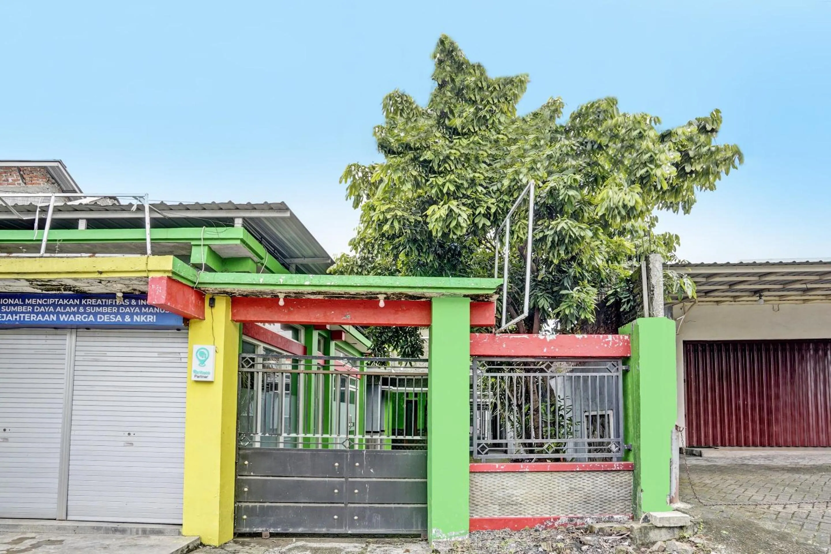 Facade/entrance in Hotel O Fun Guesthouse Syariah
