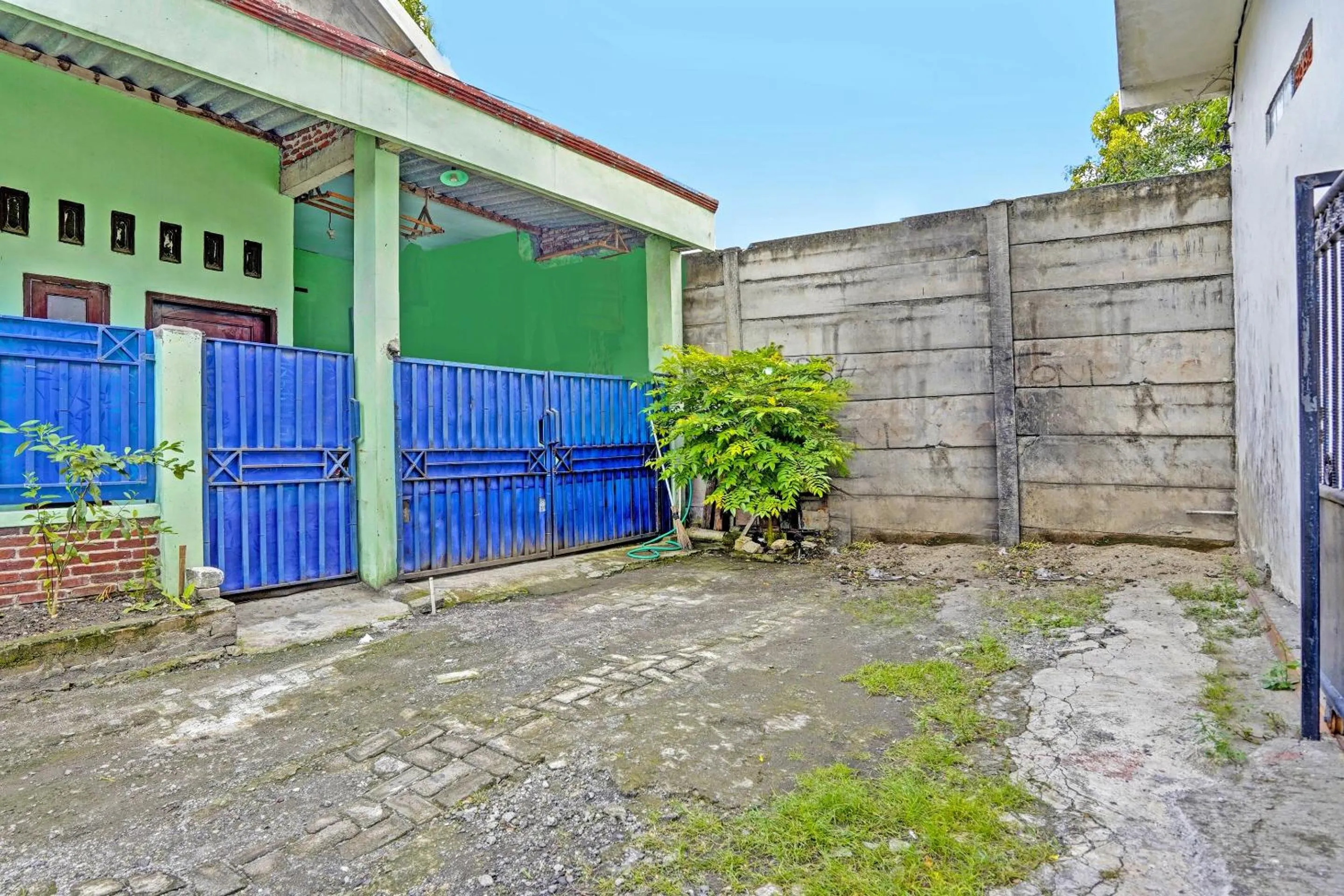 Facade/entrance in OYO LIFE 92077 Tarlo Guest House 3