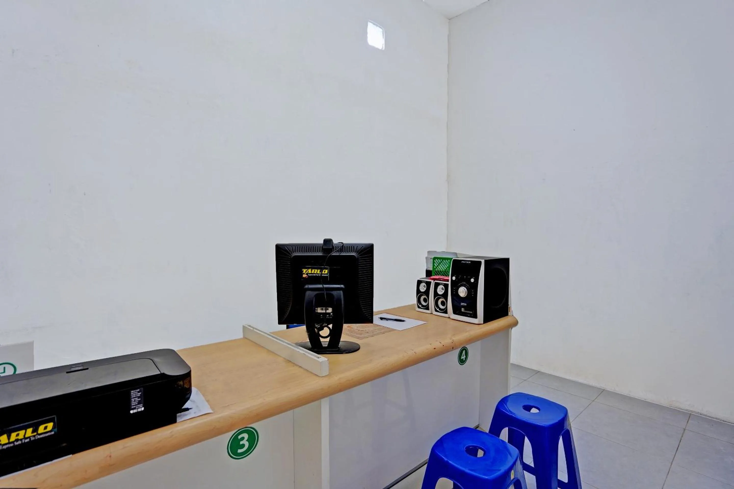 Lobby or reception in OYO LIFE 92077 Tarlo Guest House 3