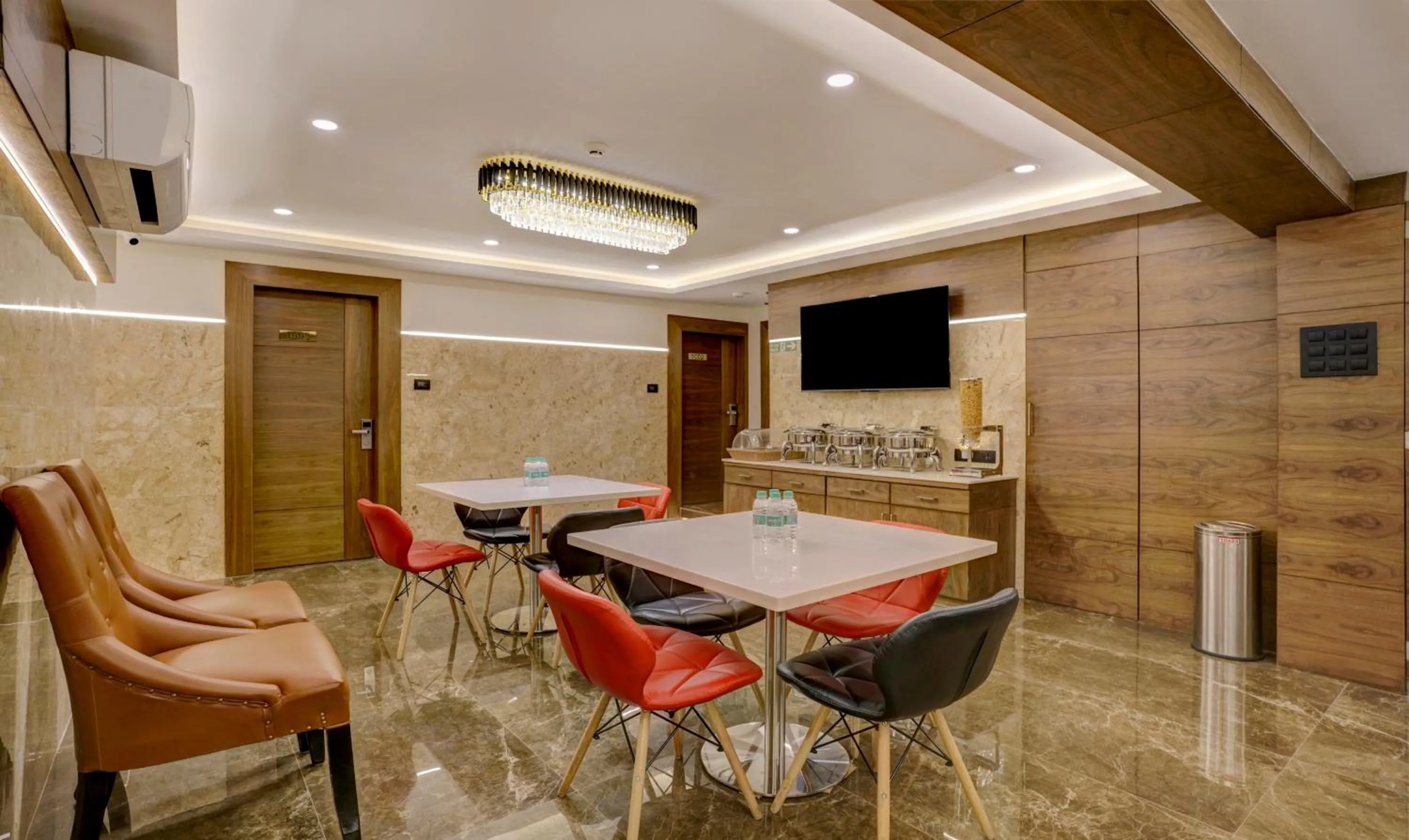 Restaurant/places to eat in Treebo Castle Rock Inn