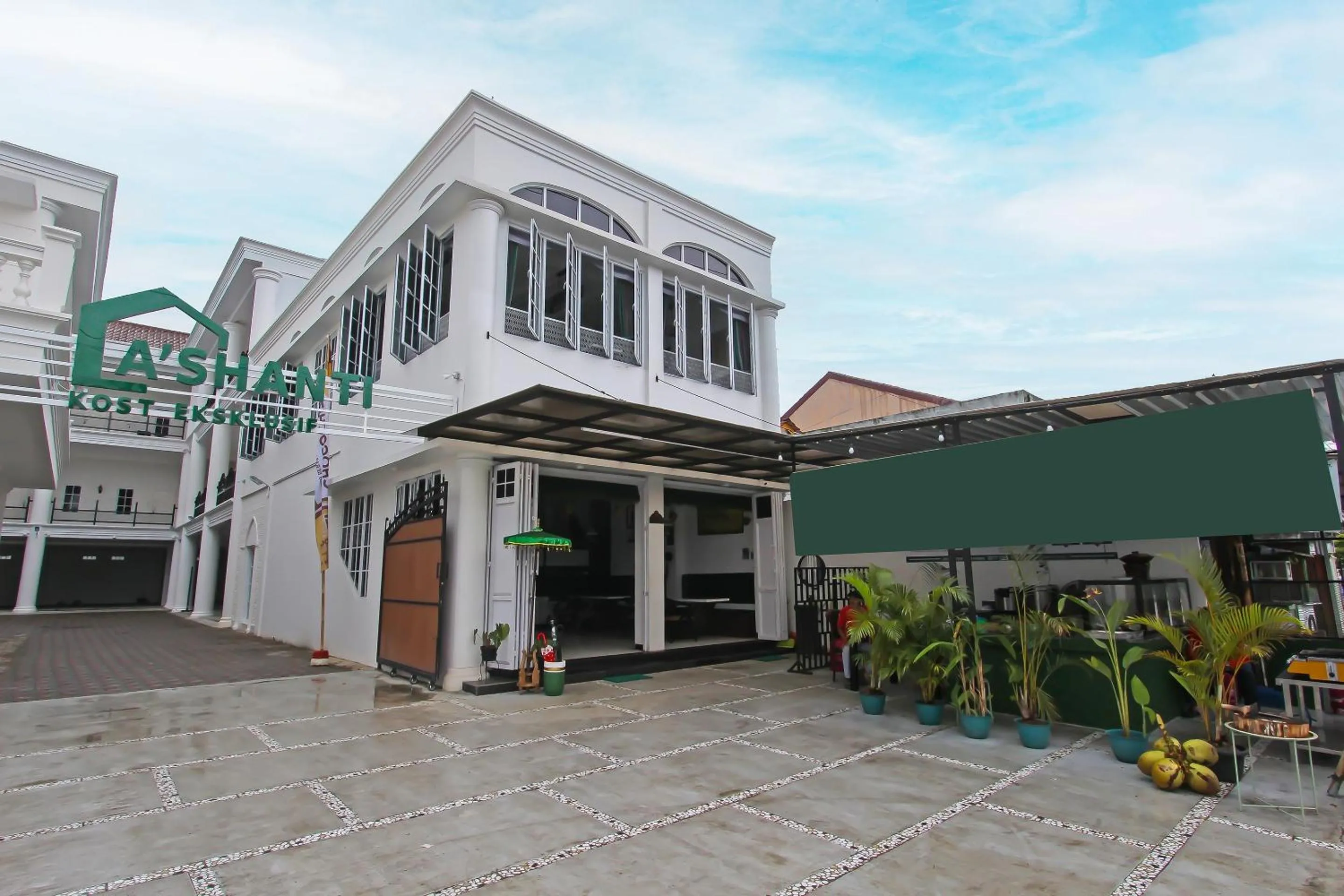 Facade/entrance in Capital O 92105 A'shanti Inn