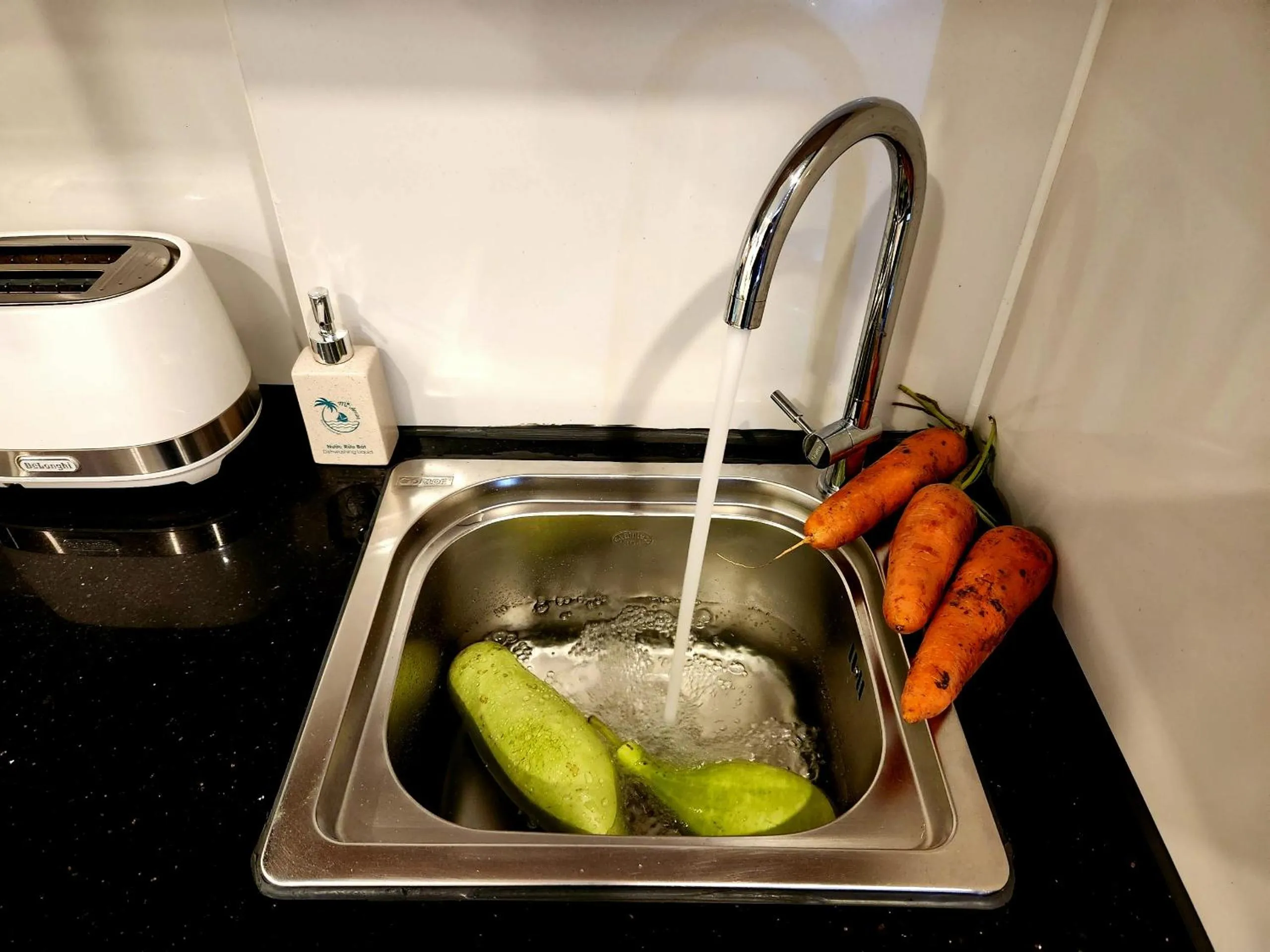 Kitchen or kitchenette in Mi Amor Luxury Island Apartment - 3 minutes to the beach