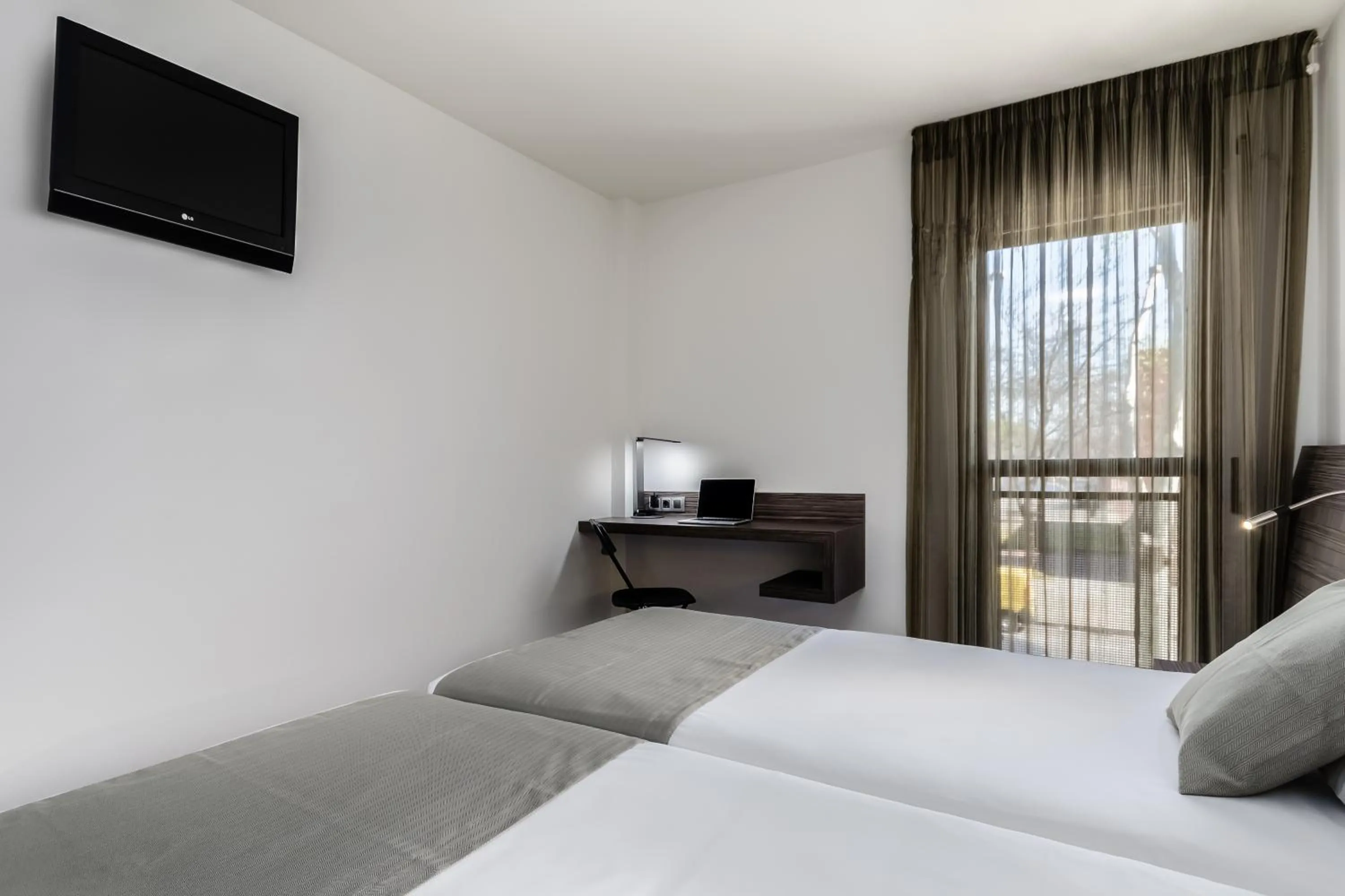 Bedroom, Bed in Hotel HC*** Mollet Barcelona