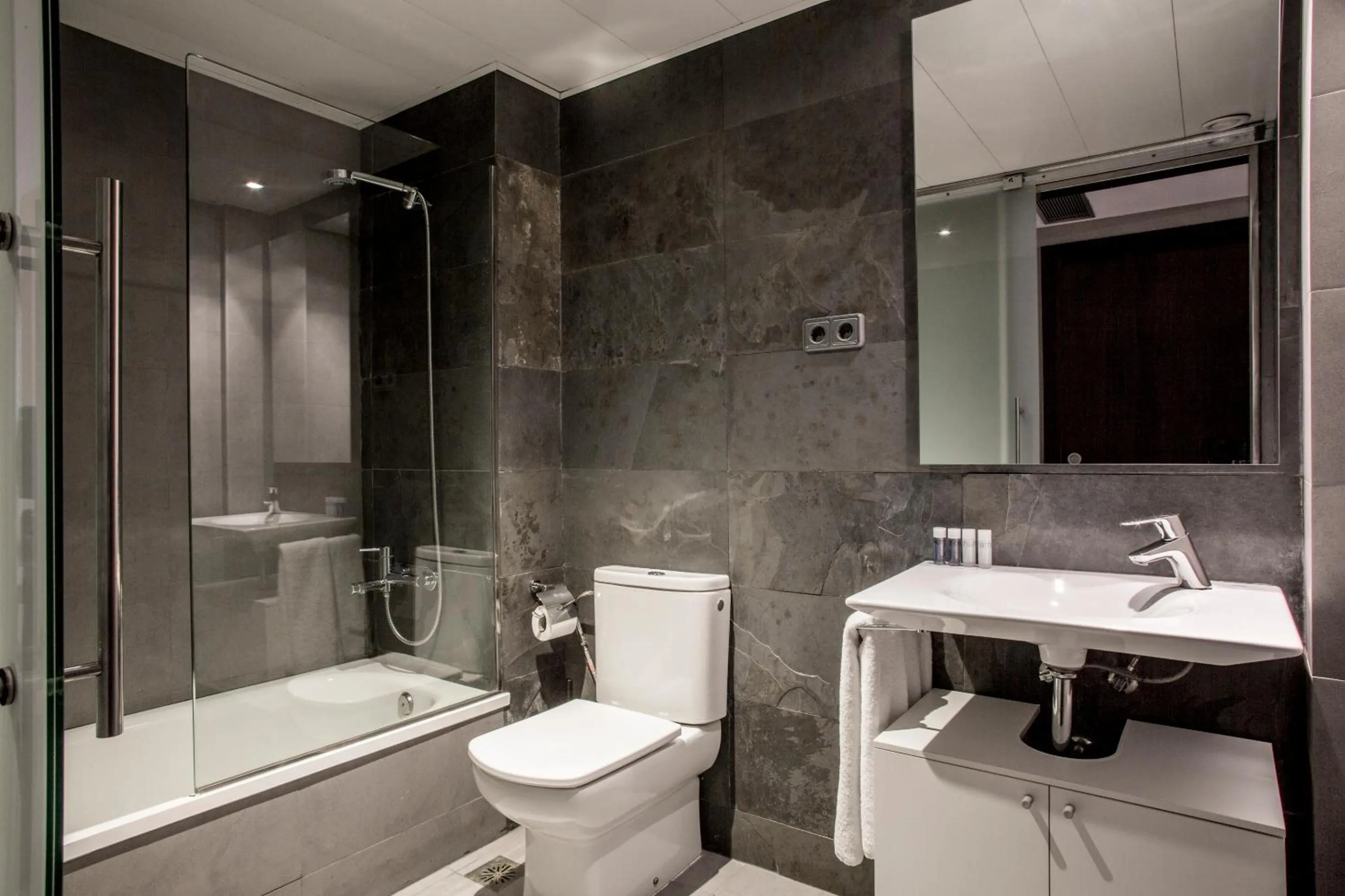 Bathroom in Barcelona Apartment Aramunt