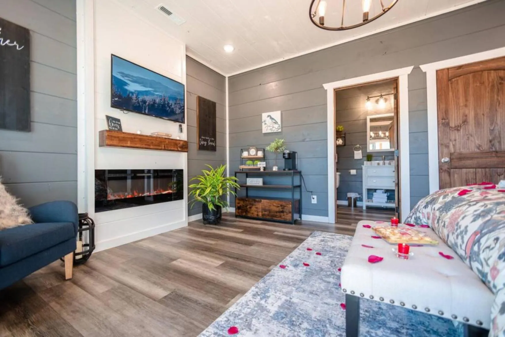 TV and multimedia in Romantic Cabin Retreat By Ghosal Luxury Lodging