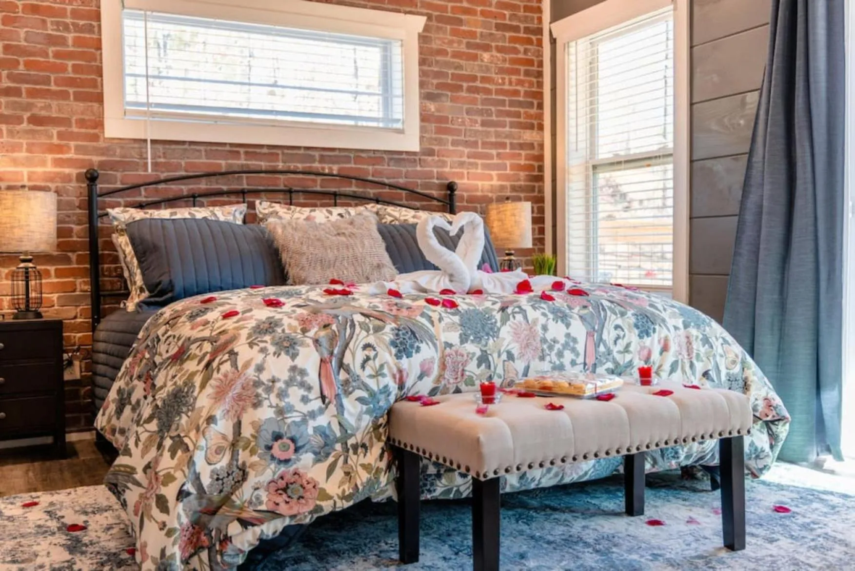 Bed in Romantic Cabin Retreat By Ghosal Luxury Lodging