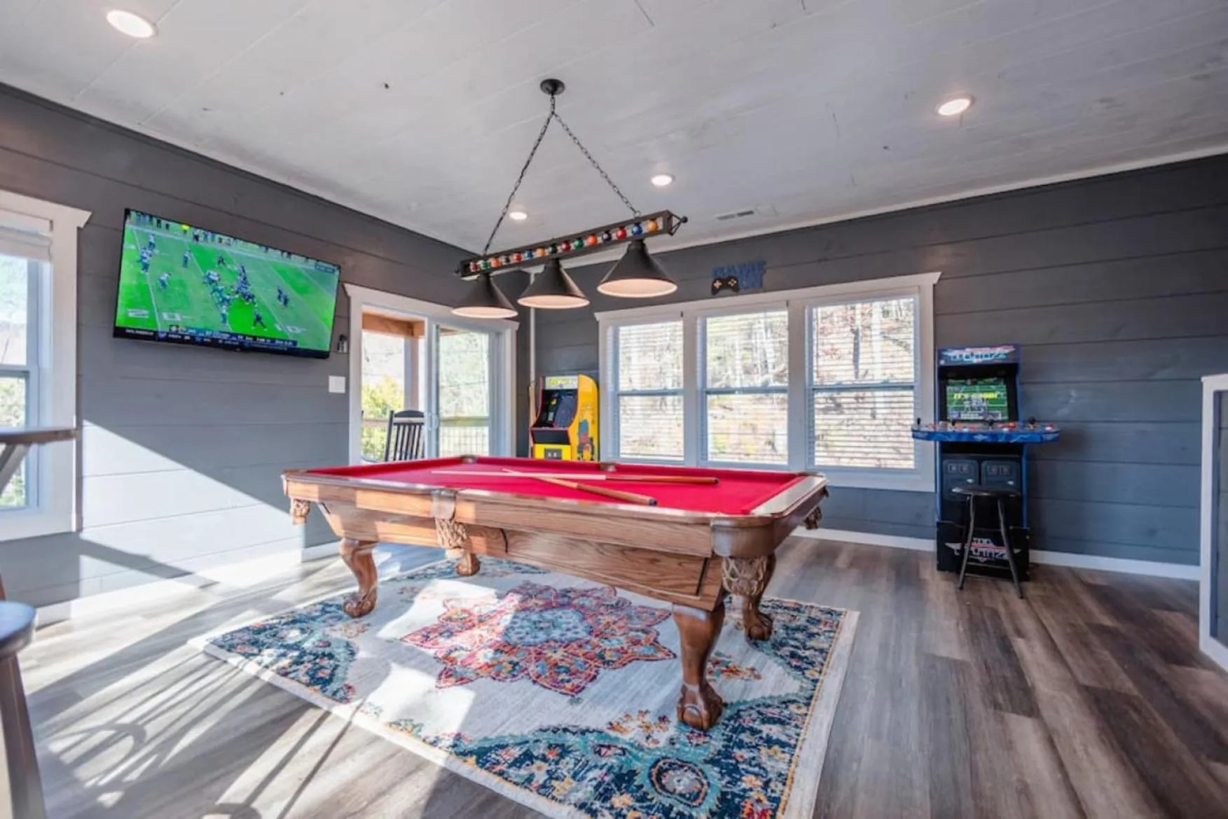 Communal lounge/ TV room in Romantic Cabin Retreat By Ghosal Luxury Lodging