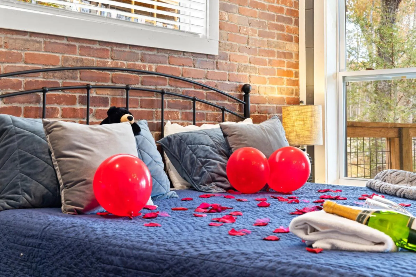 Bed in Romantic Cabin Retreat By Ghosal Luxury Lodging