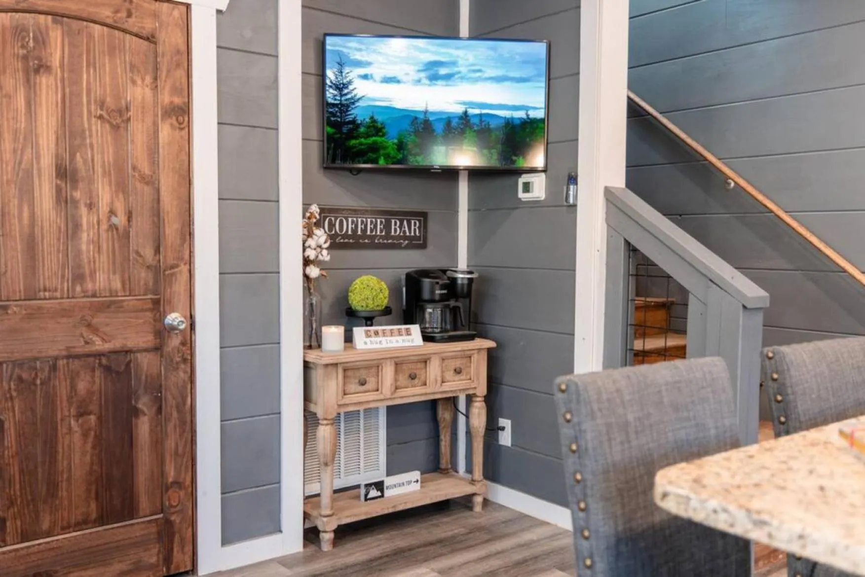 TV and multimedia in Romantic Cabin Retreat By Ghosal Luxury Lodging