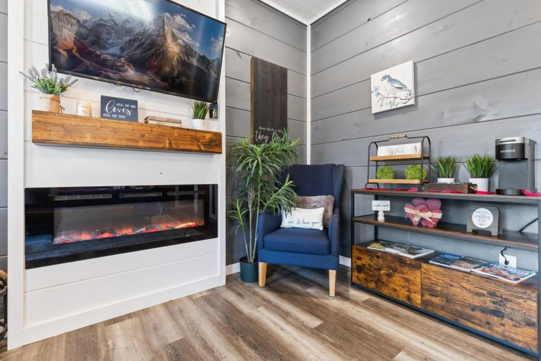 TV and multimedia in Romantic Cabin Retreat By Ghosal Luxury Lodging