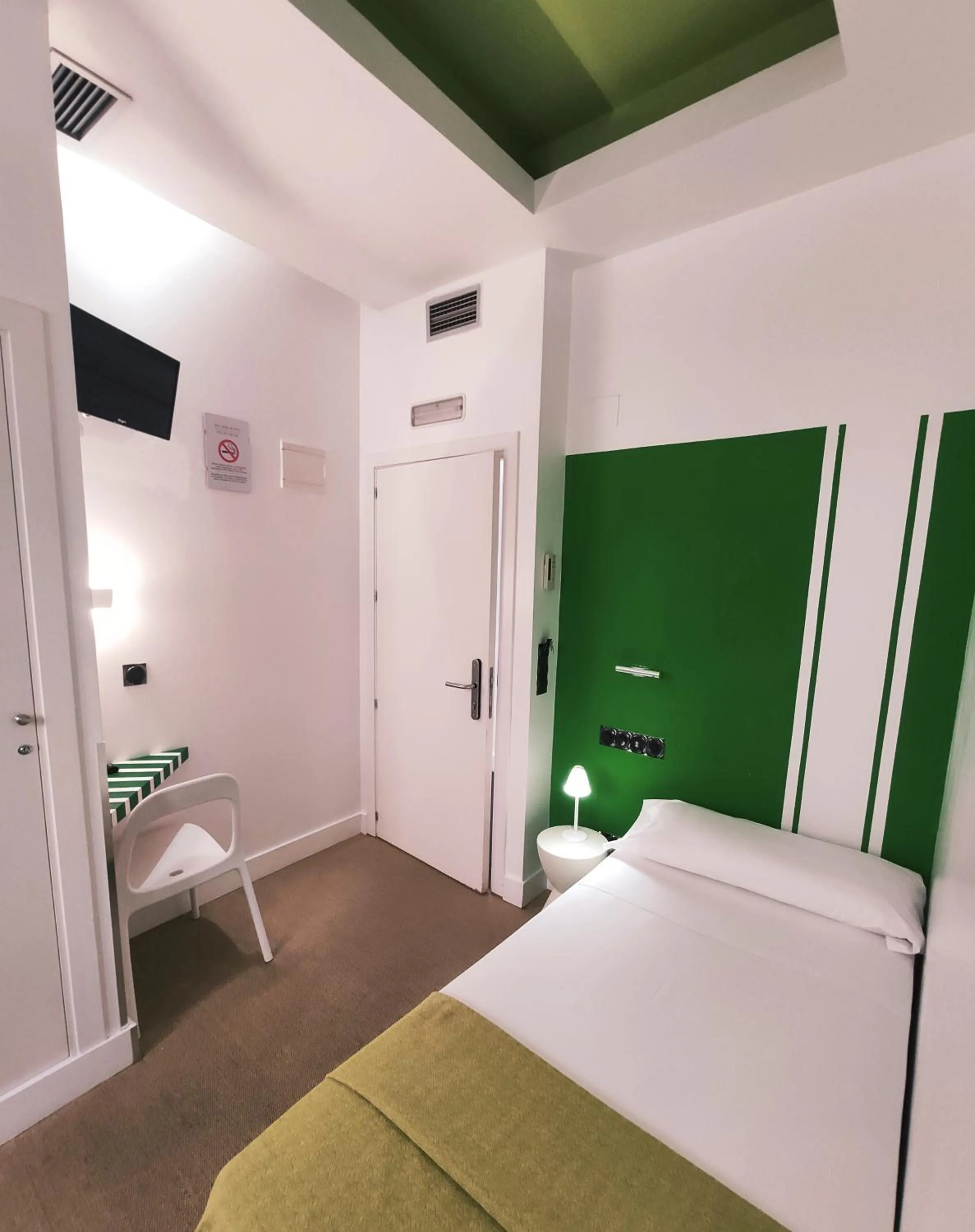 Bed in Hostal Santa Ana Colors