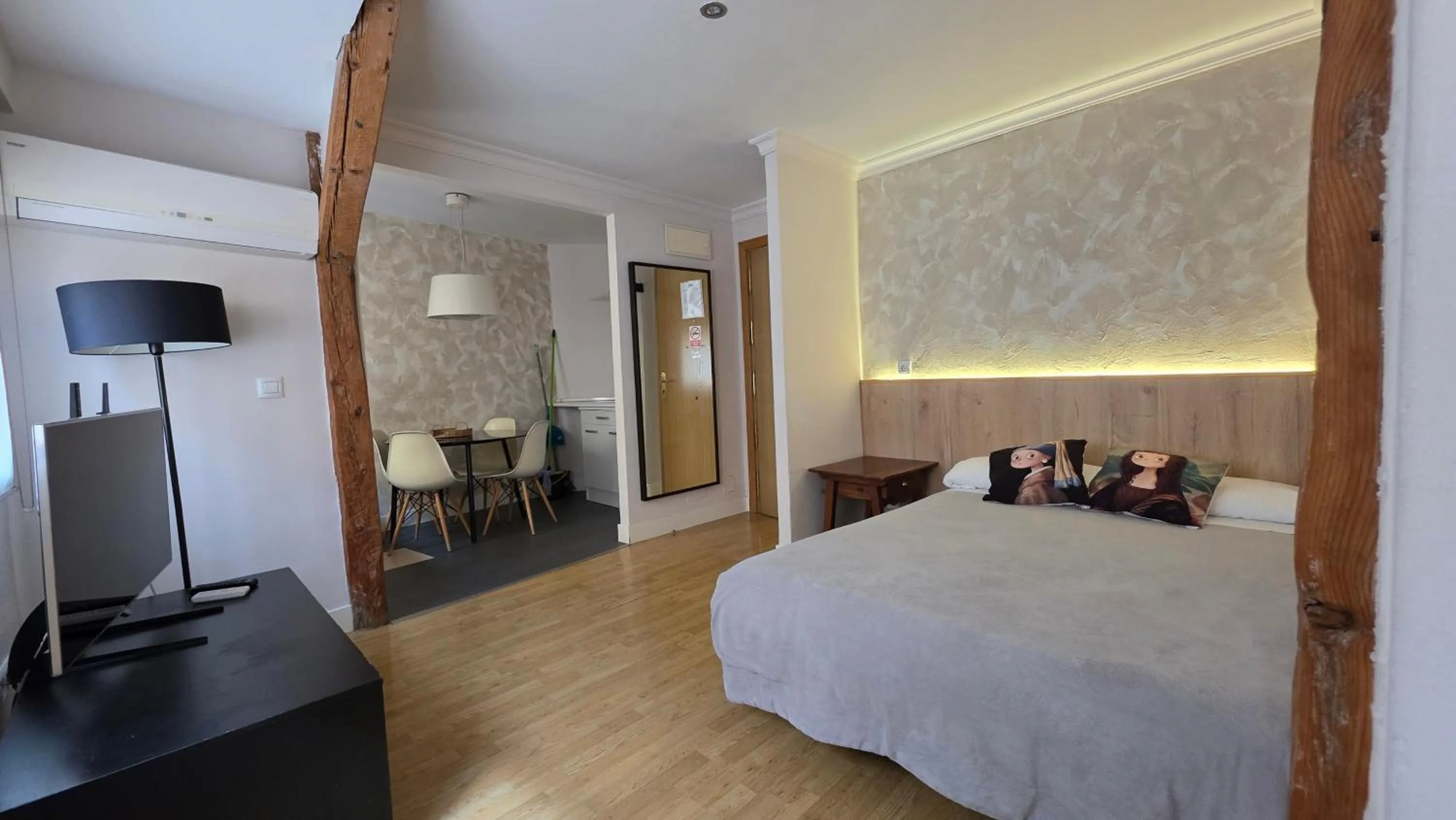 Communal lounge/ TV room, Bed in Hostal Santa Ana Colors