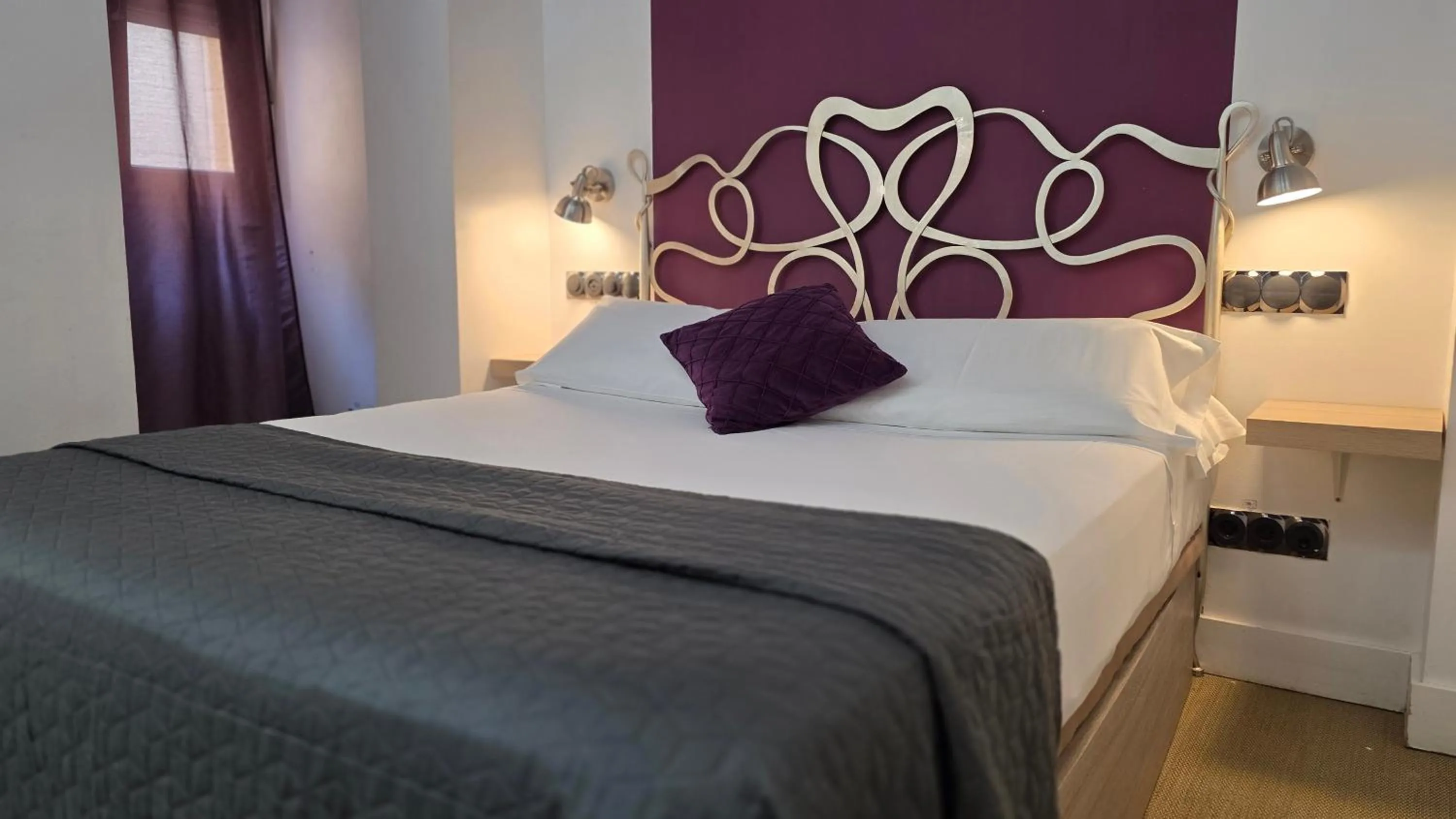 Bed in Hostal Santa Ana Colors