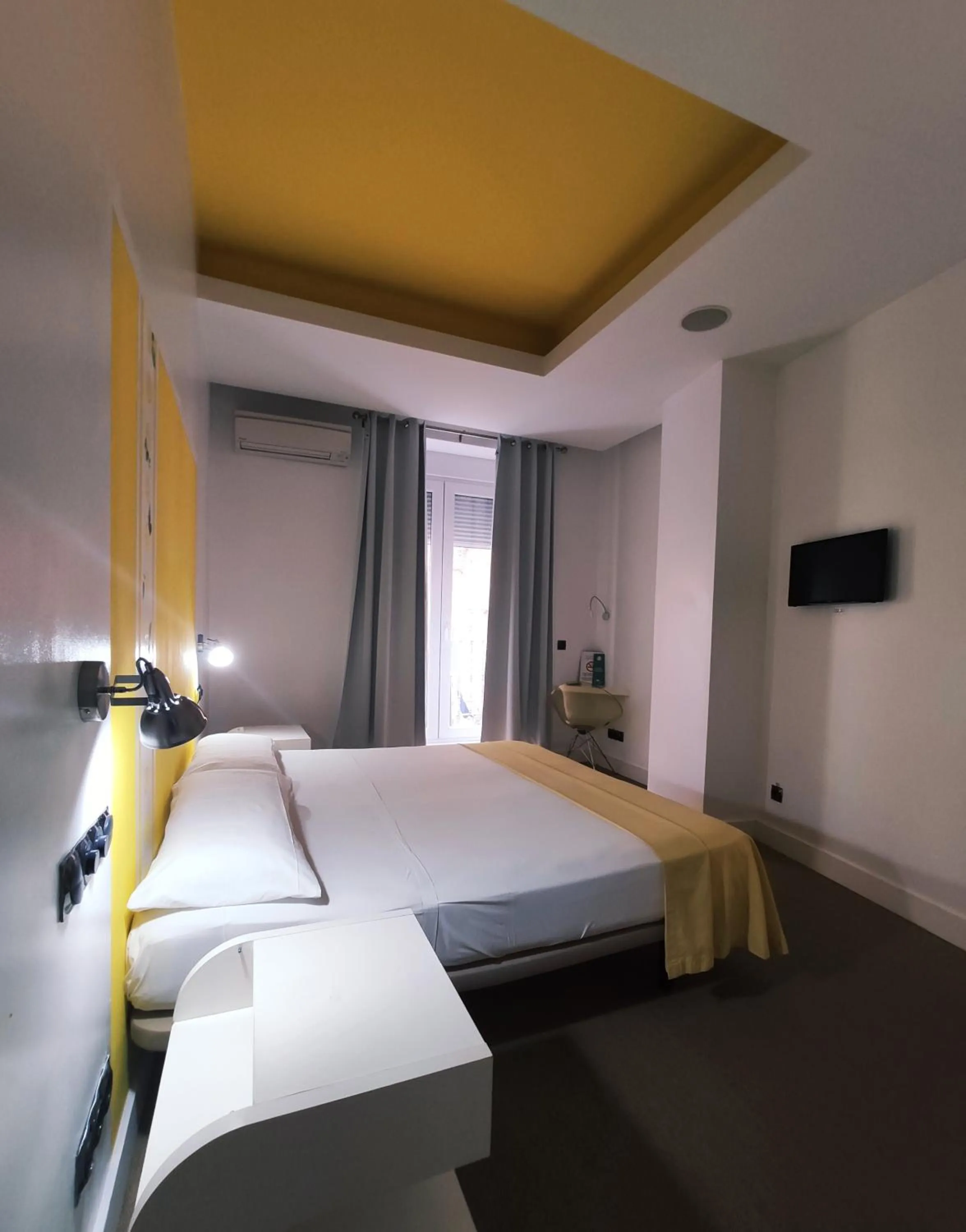 Bed in Hostal Santa Ana Colors