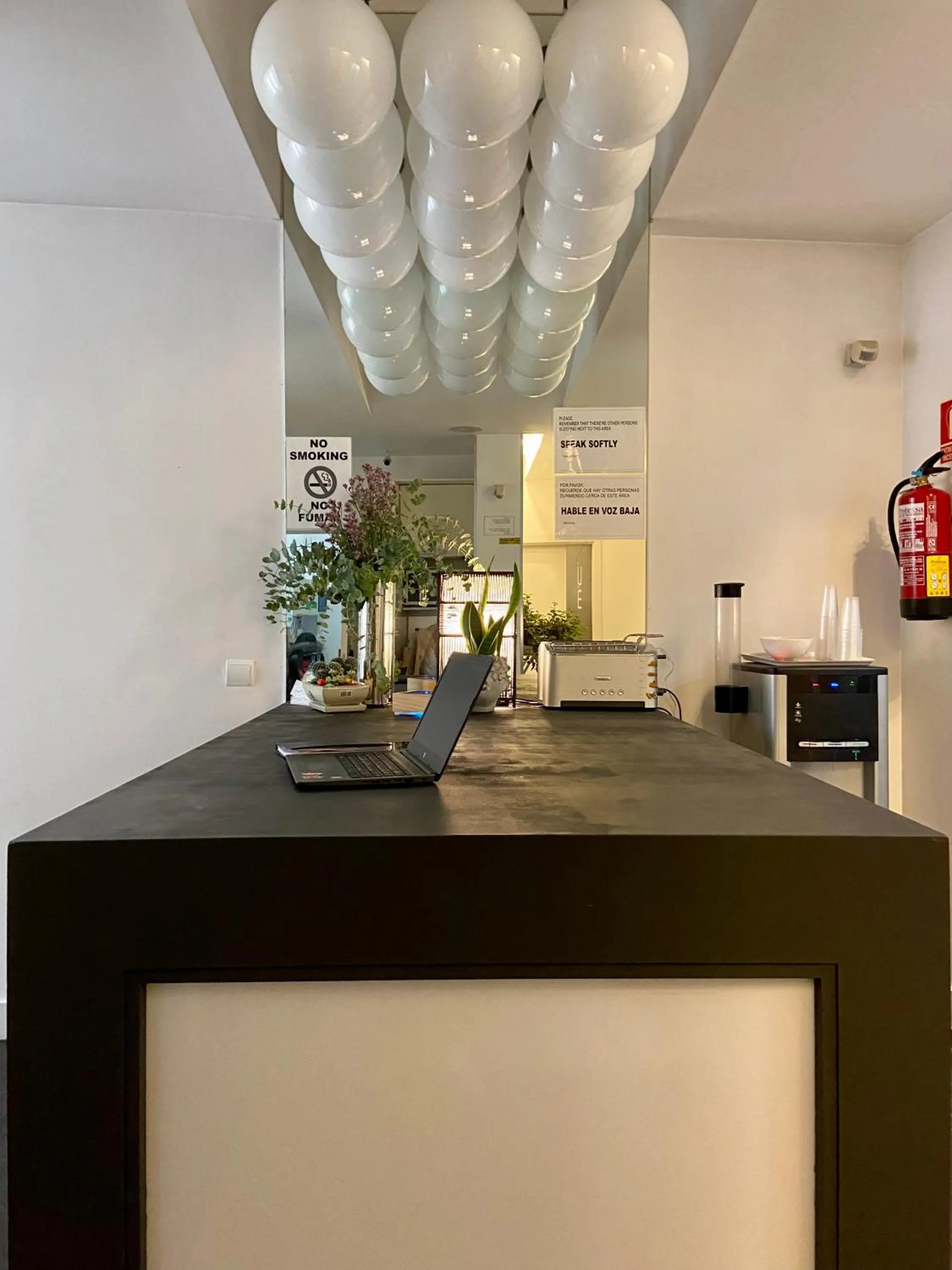 Seating area in Hostal Santa Ana Colors