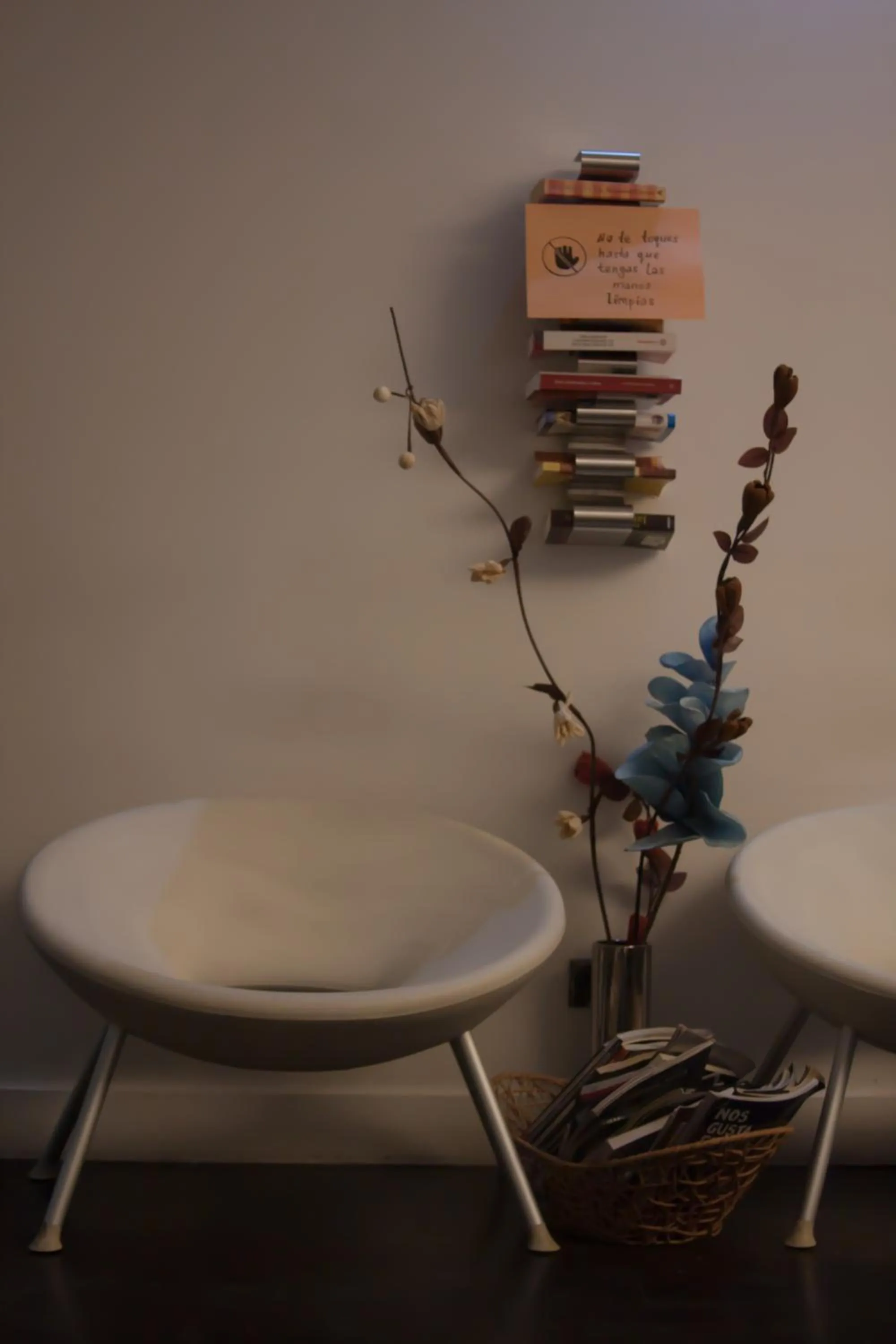 Seating area in Hostal Santa Ana Colors