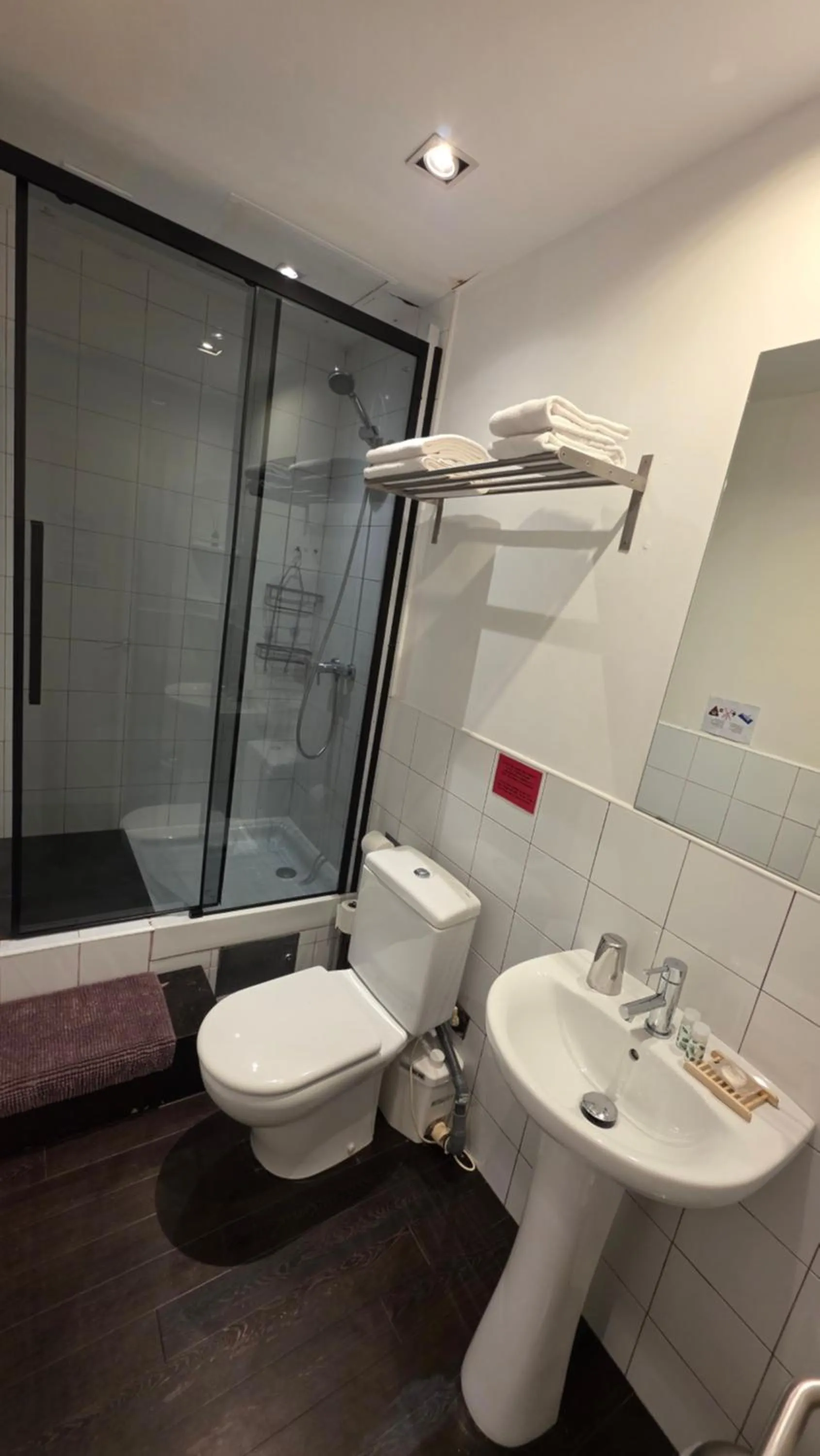 Bathroom in Hostal Santa Ana Colors