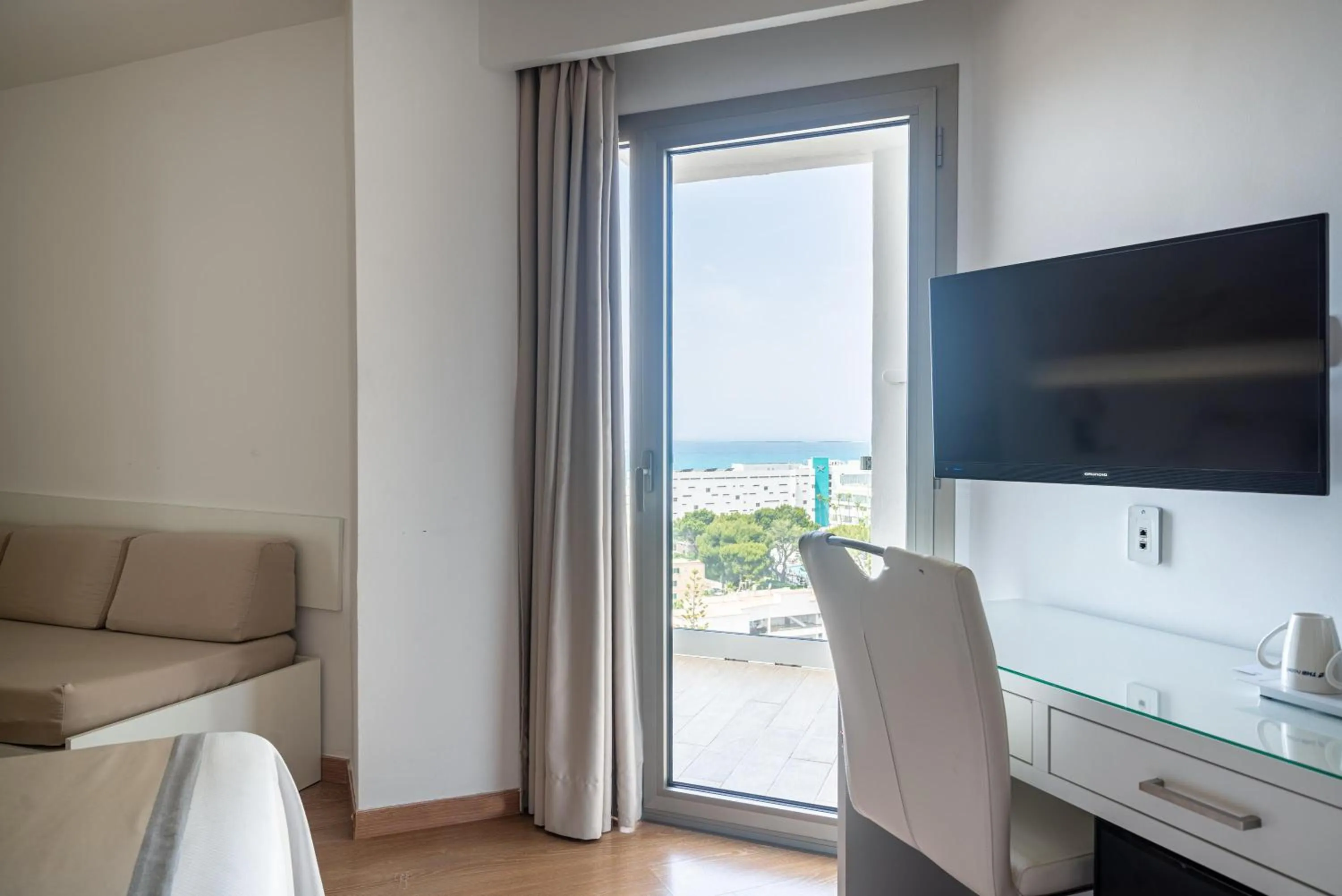 Photo of the whole room in THB Maria Isabel - Adults Only