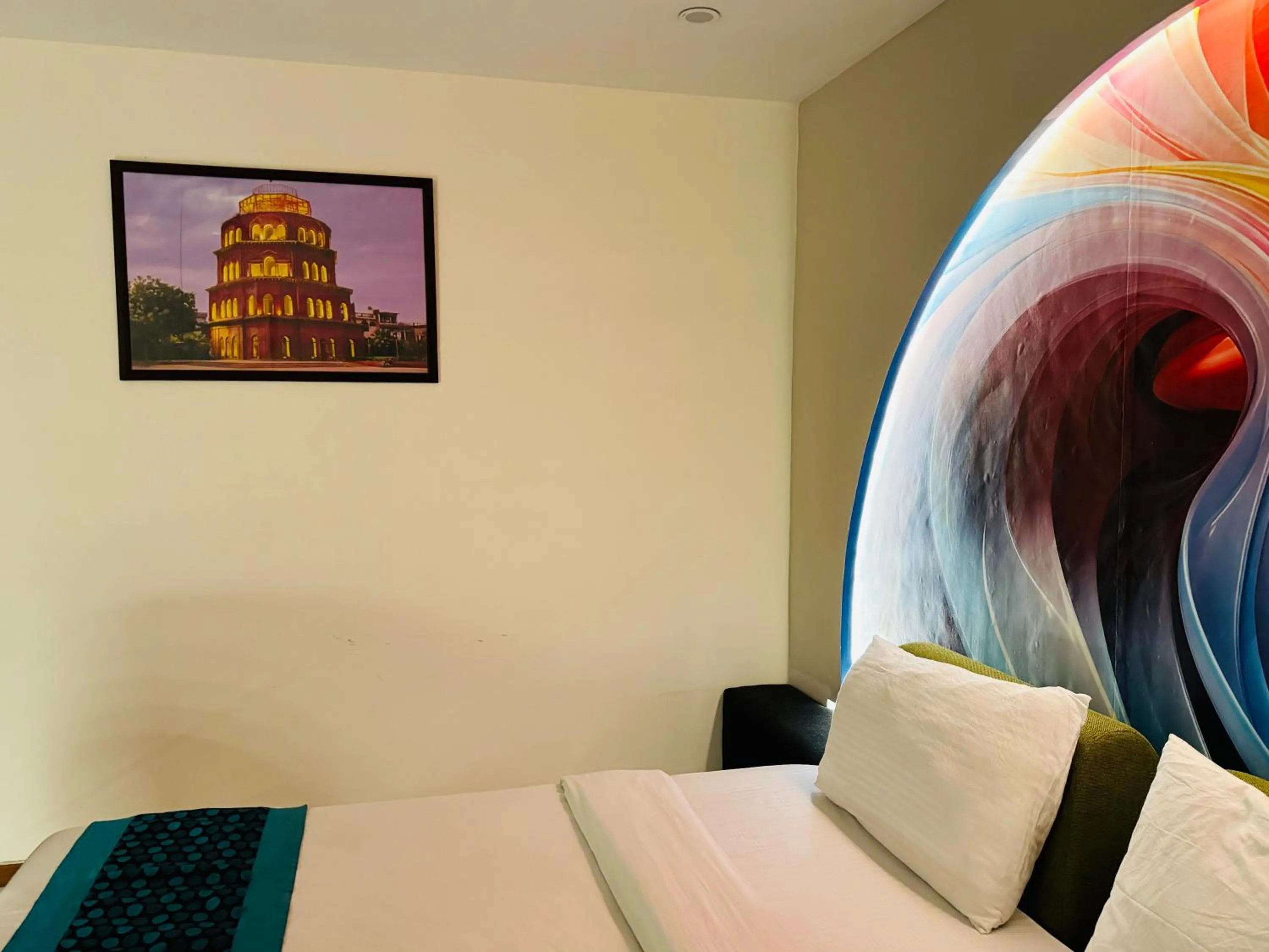 Bed in THE ROYAL PRESIDENCY INN