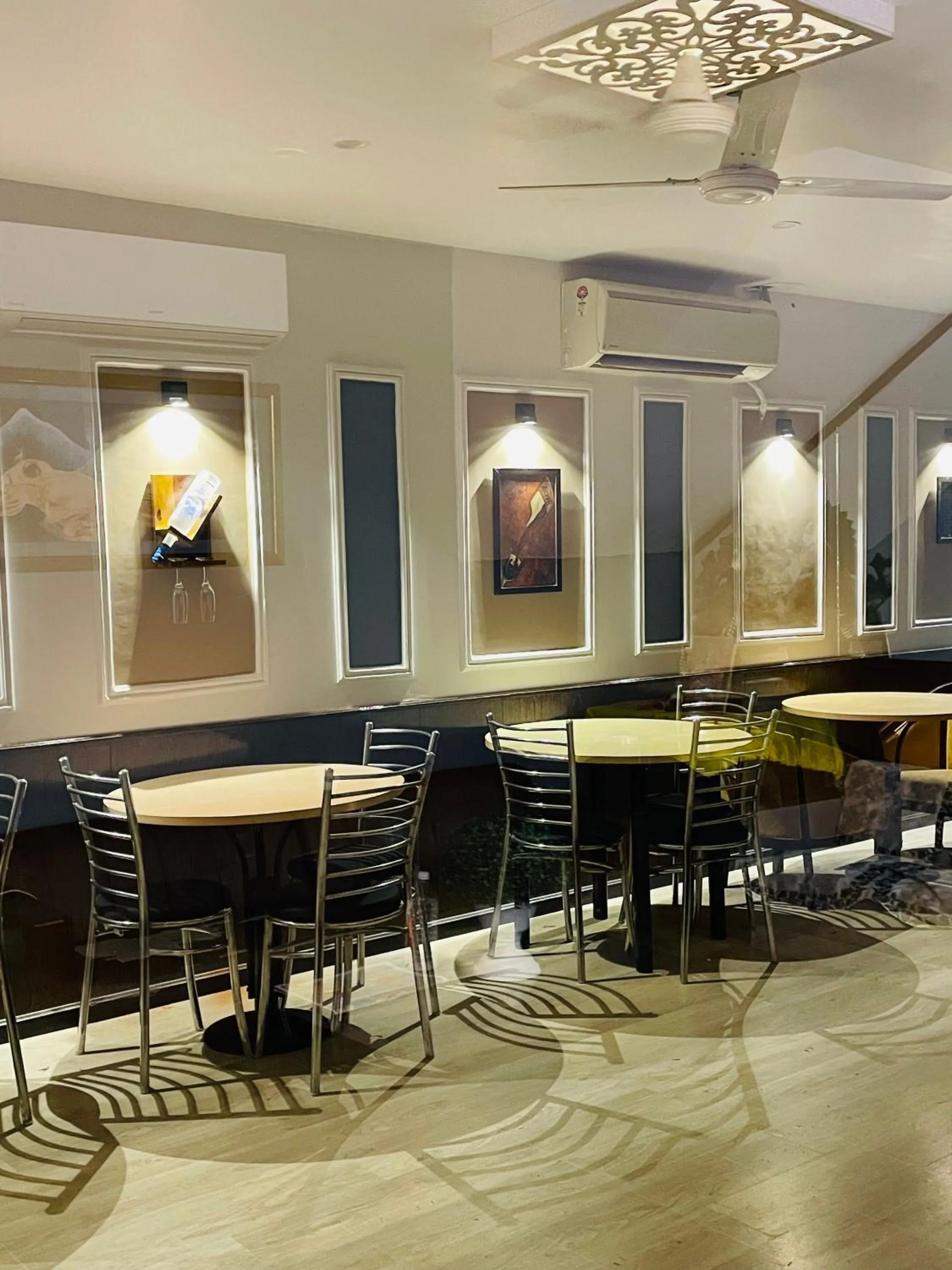 Restaurant/places to eat in THE ROYAL PRESIDENCY INN