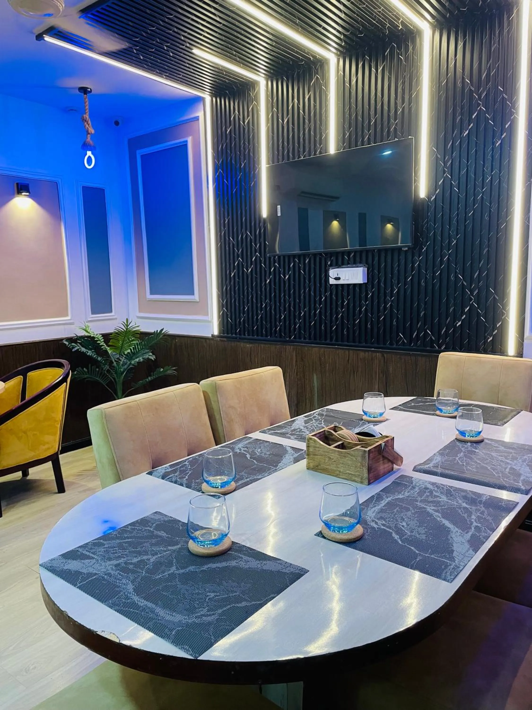 Restaurant/places to eat in THE ROYAL PRESIDENCY INN