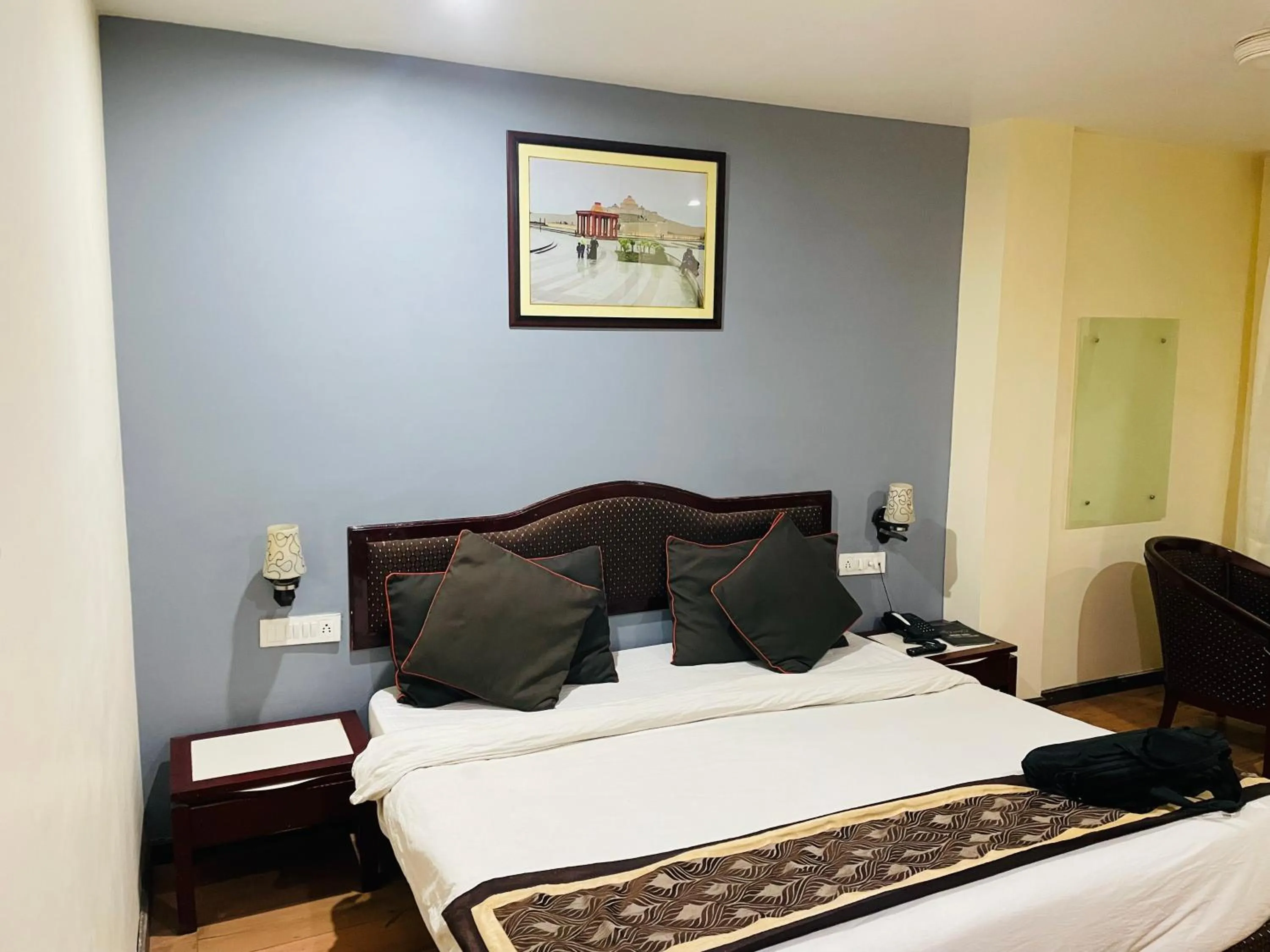 Bed in THE ROYAL PRESIDENCY INN