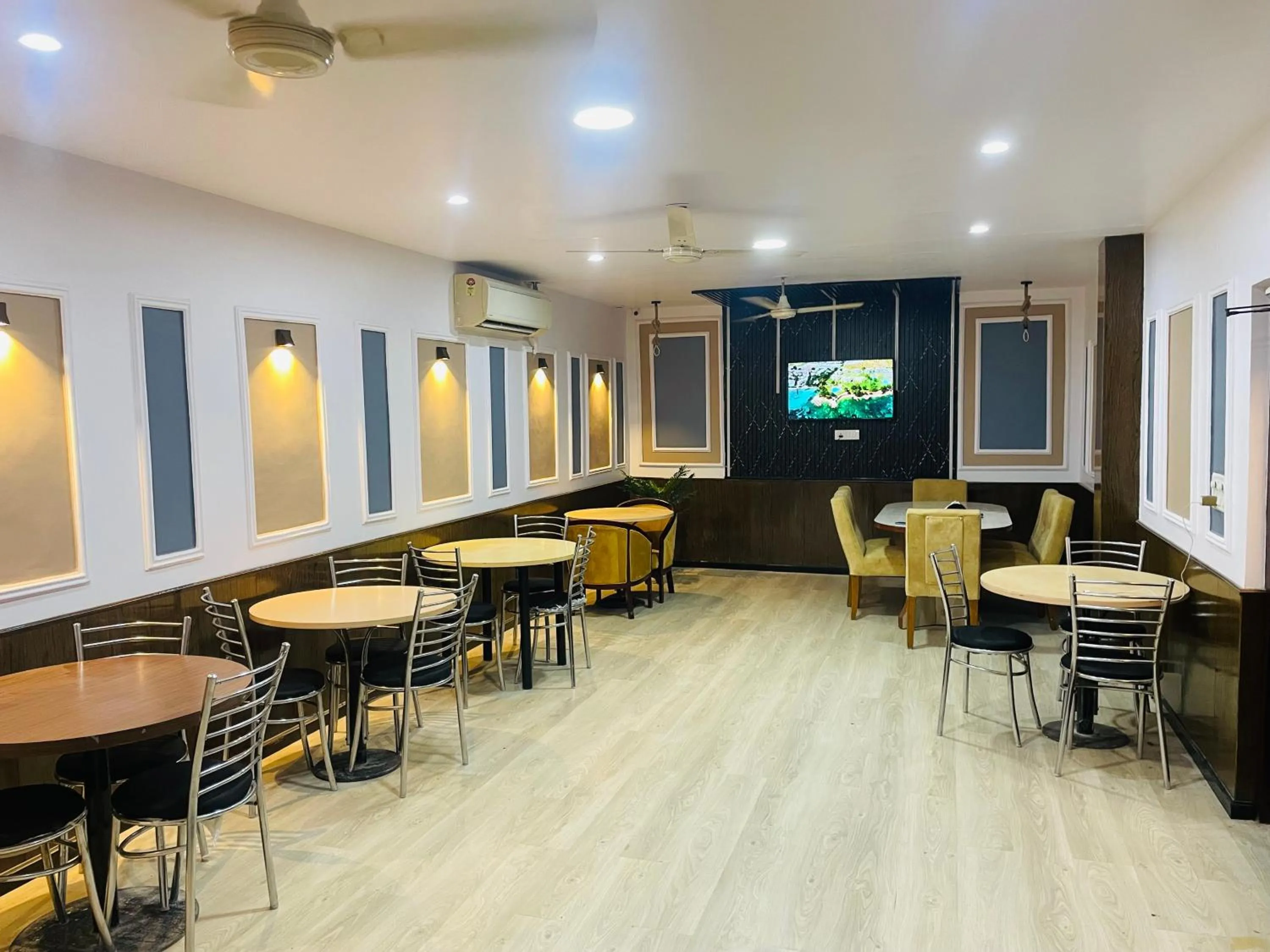 Restaurant/places to eat in THE ROYAL PRESIDENCY INN