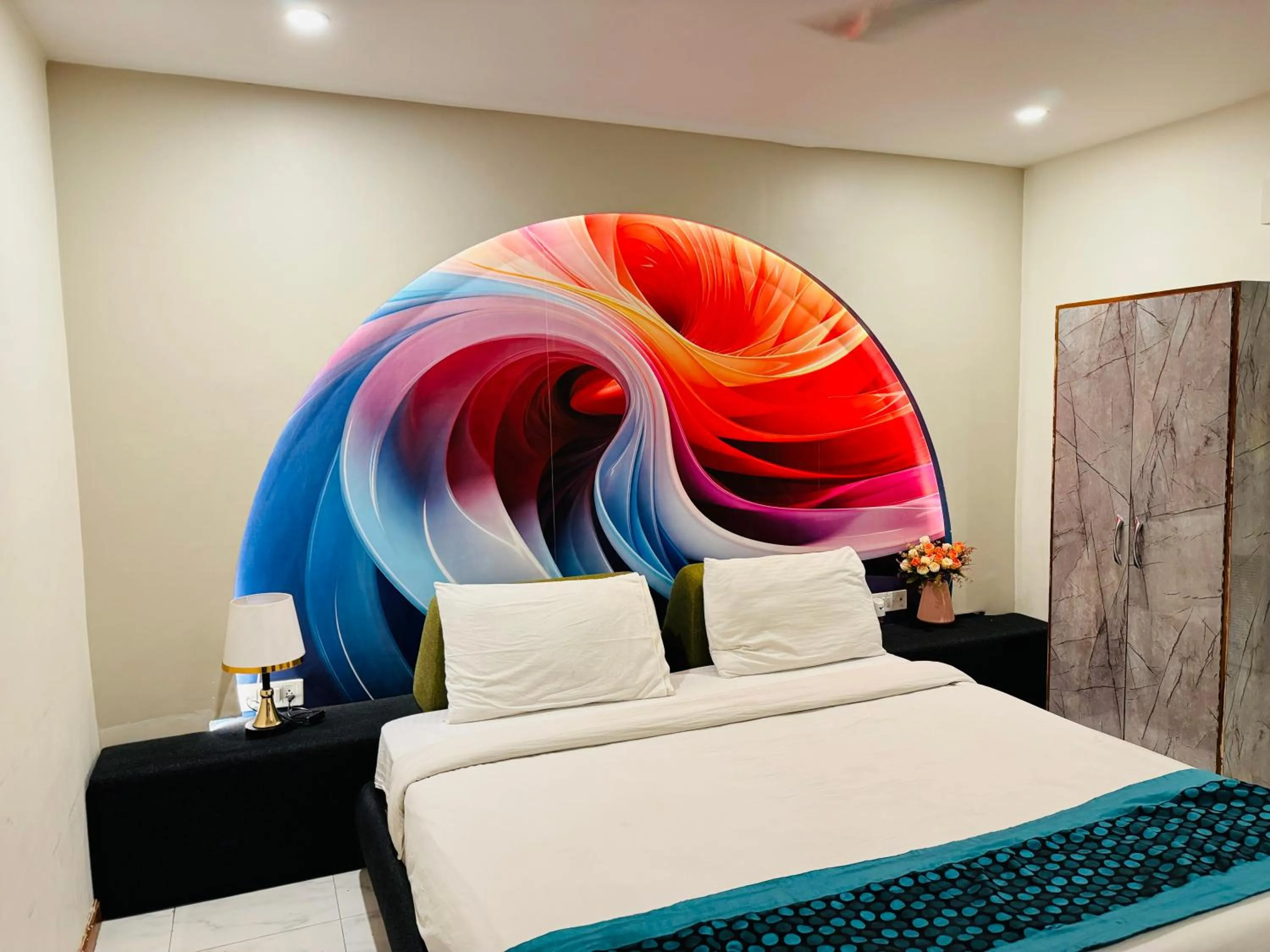 Bed in THE ROYAL PRESIDENCY INN