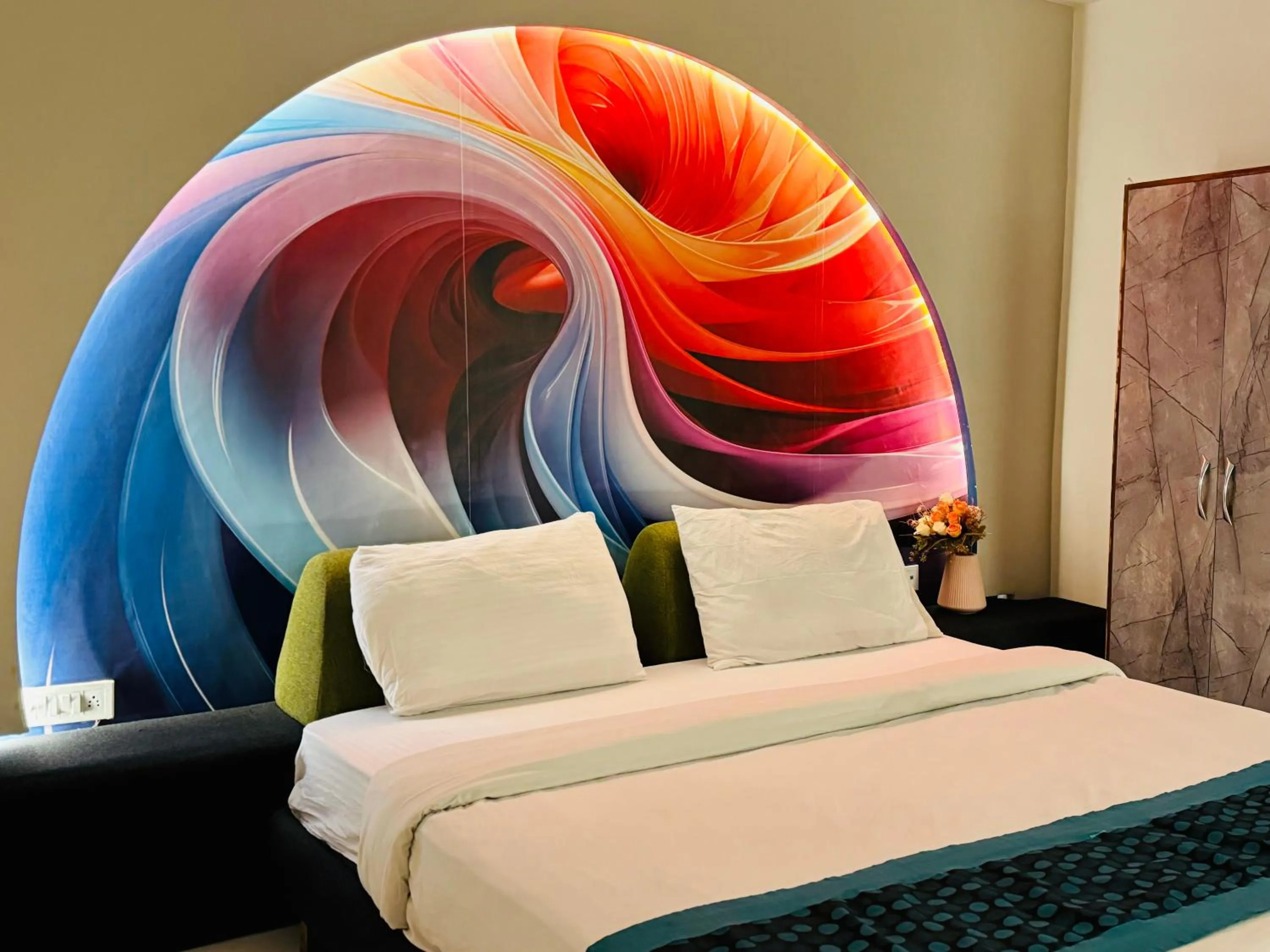 Bed in THE ROYAL PRESIDENCY INN