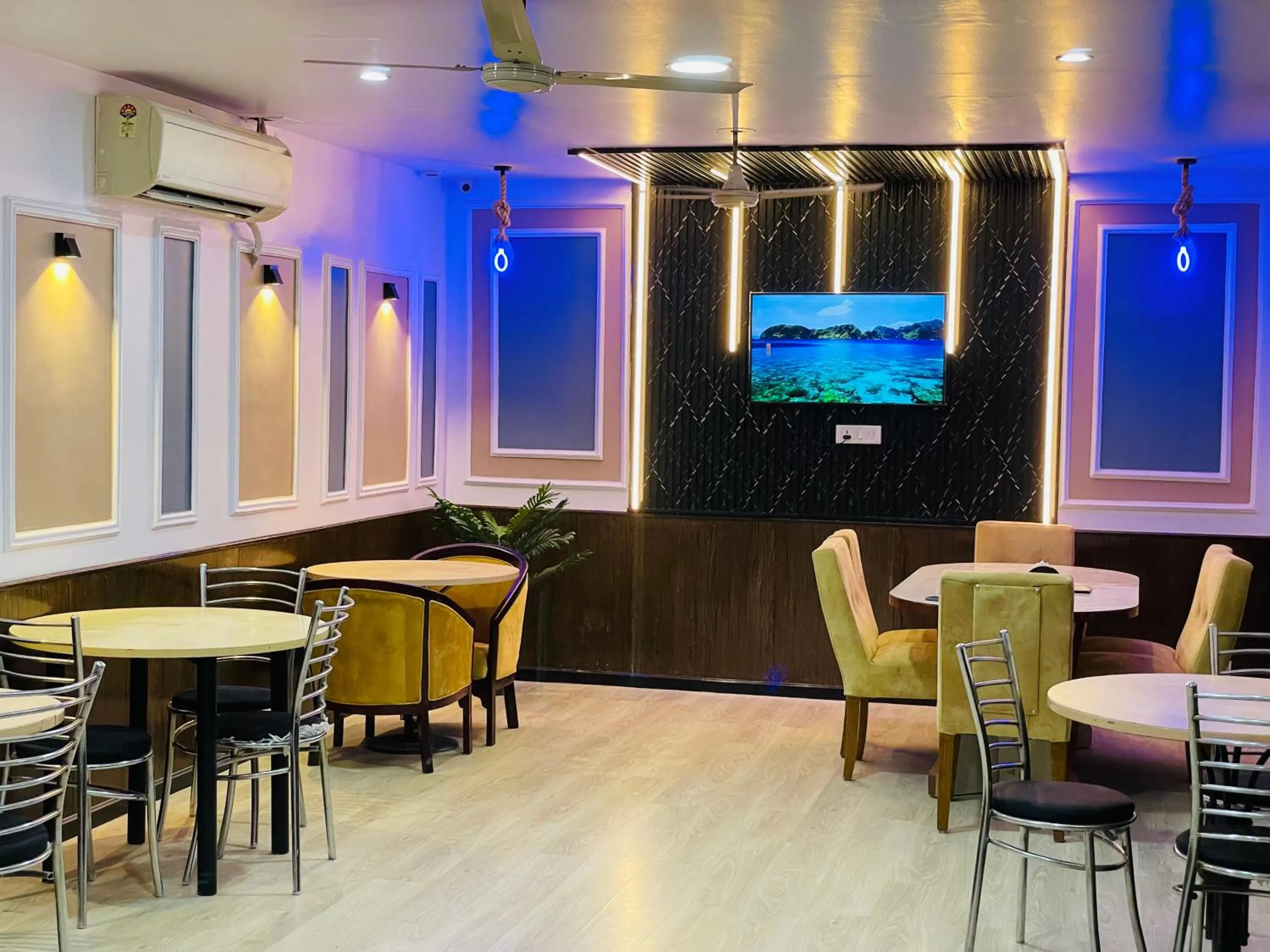 Restaurant/places to eat in THE ROYAL PRESIDENCY INN