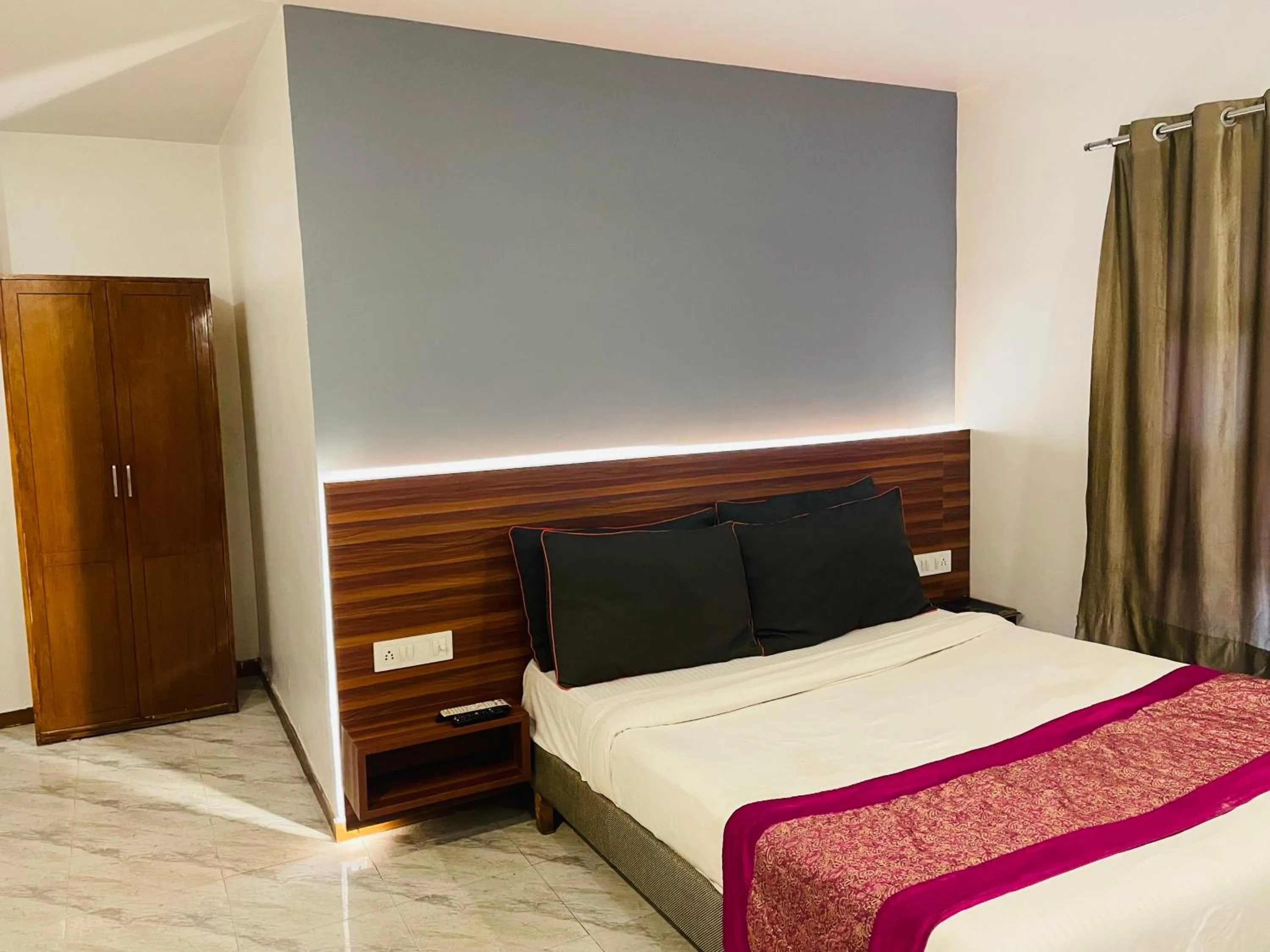 Bed in THE ROYAL PRESIDENCY INN