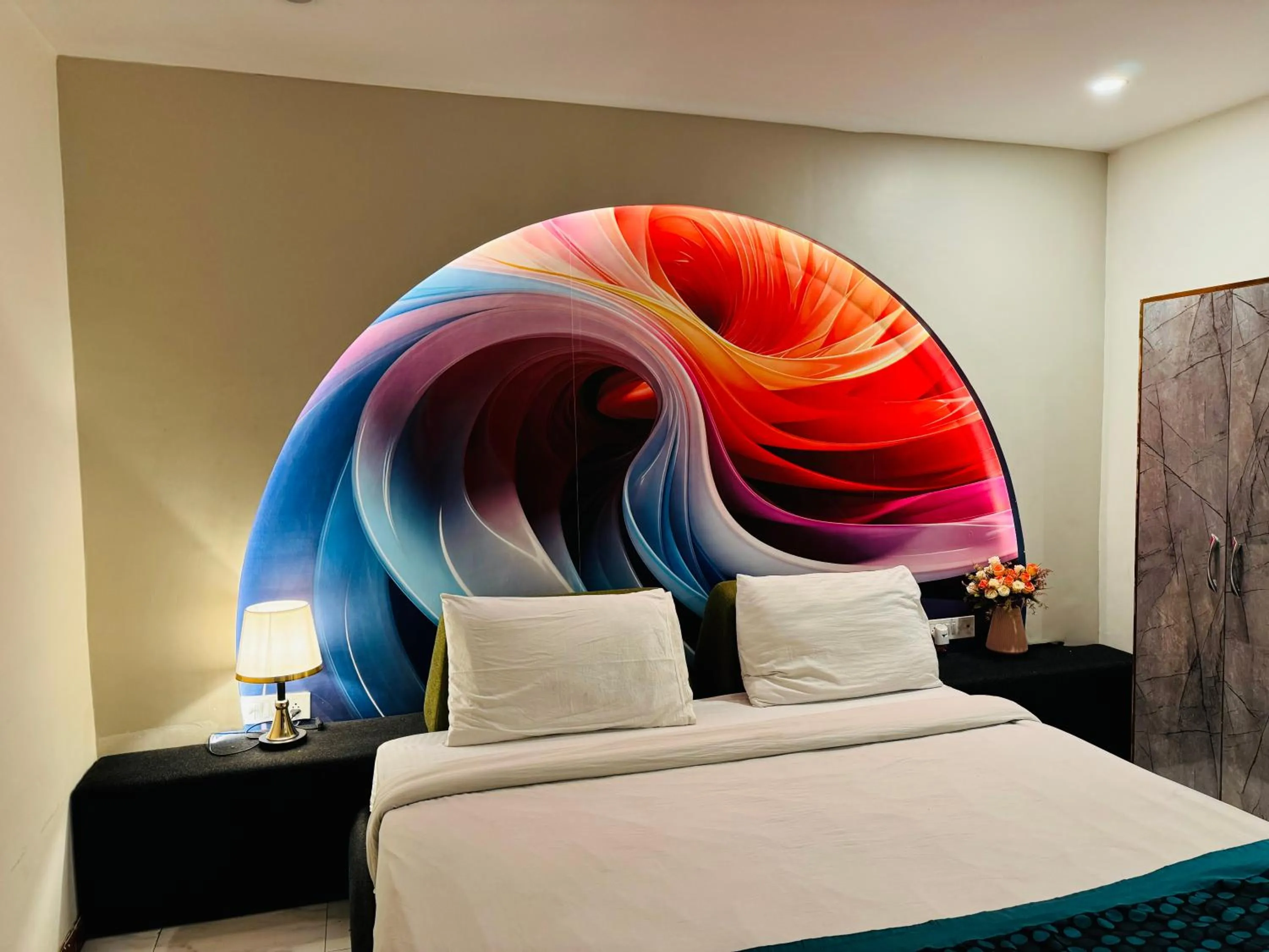 Bed in THE ROYAL PRESIDENCY INN