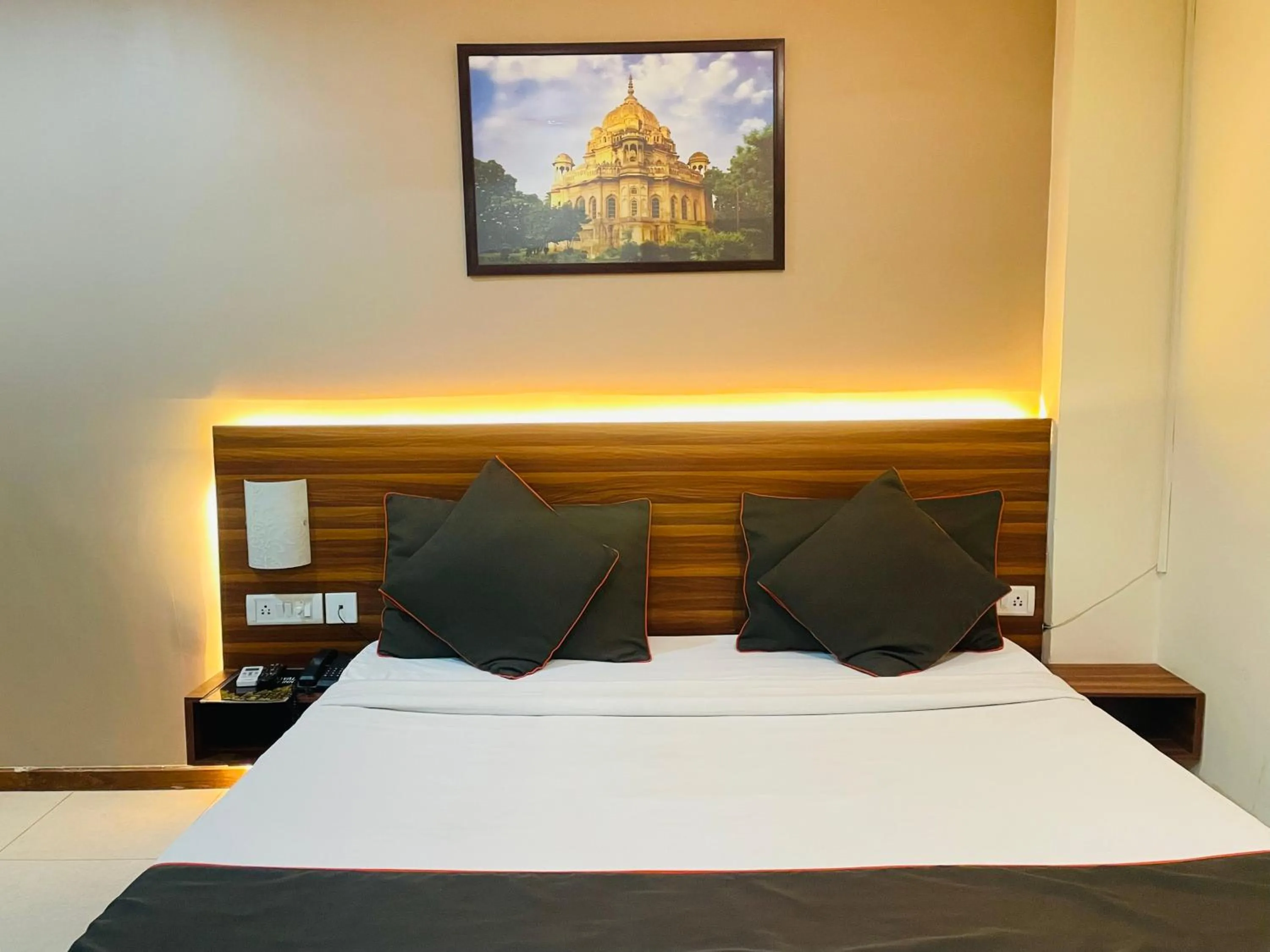 Bed in THE ROYAL PRESIDENCY INN