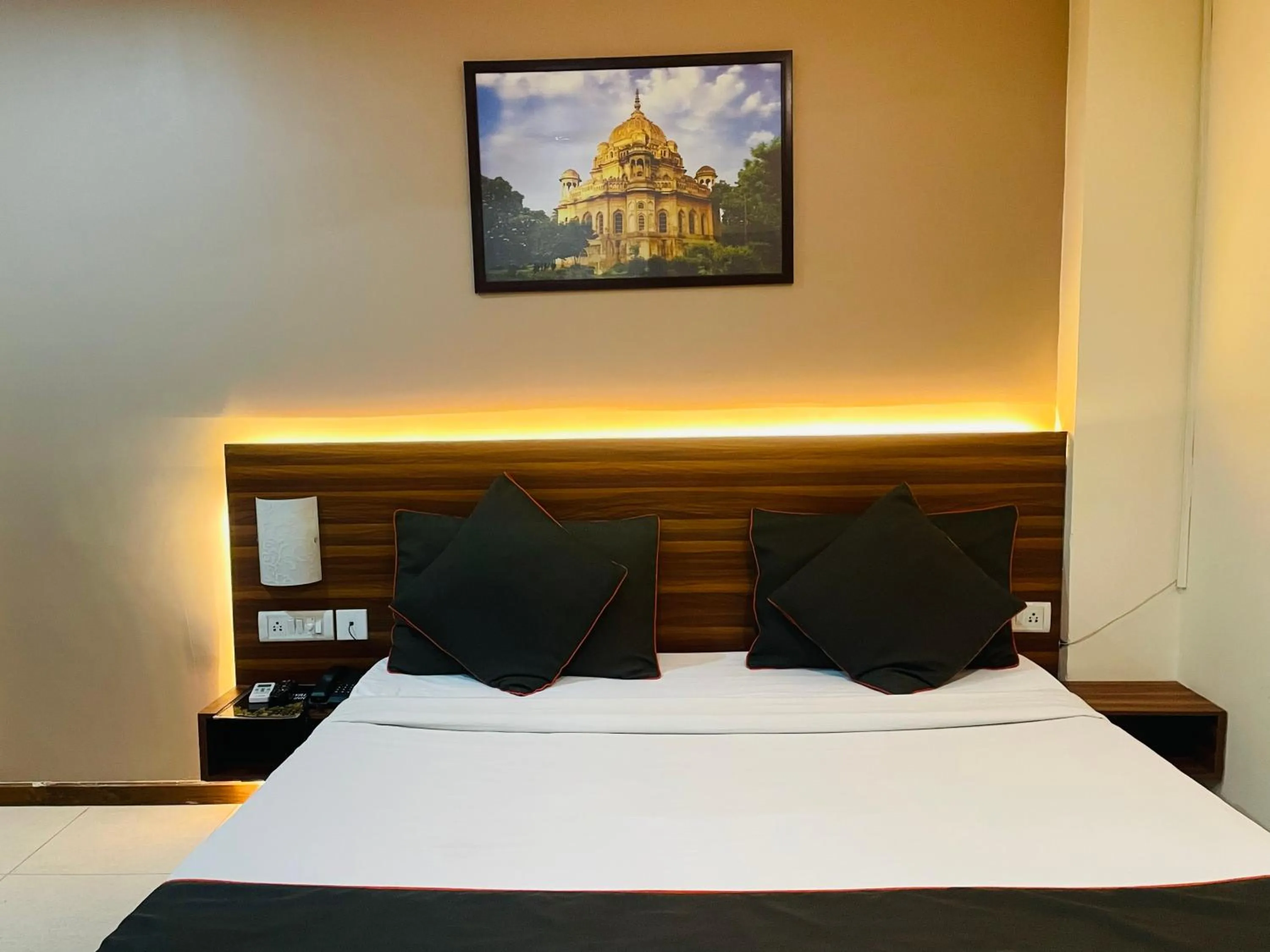 Bed in THE ROYAL PRESIDENCY INN