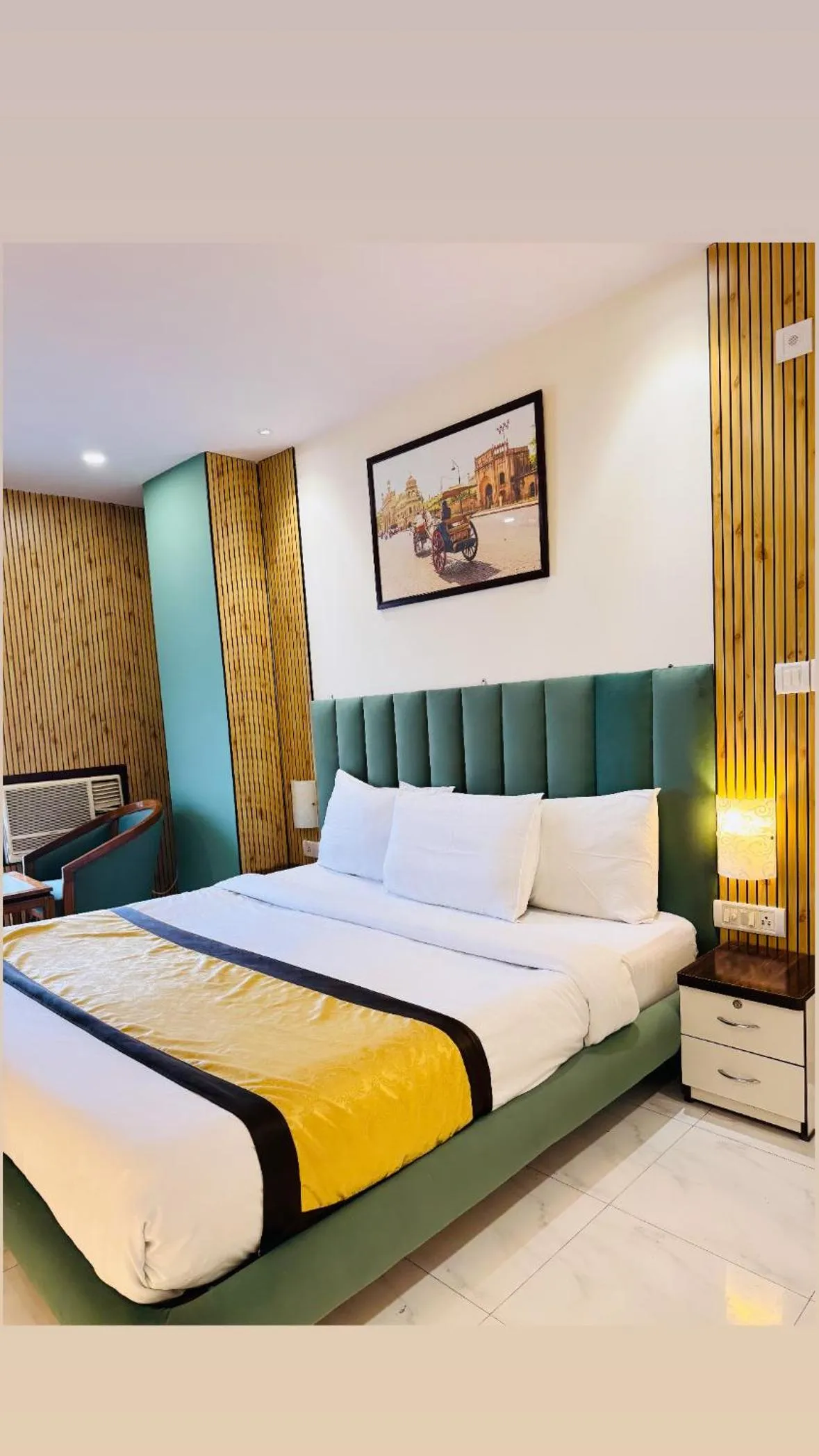 Bed in THE ROYAL PRESIDENCY INN