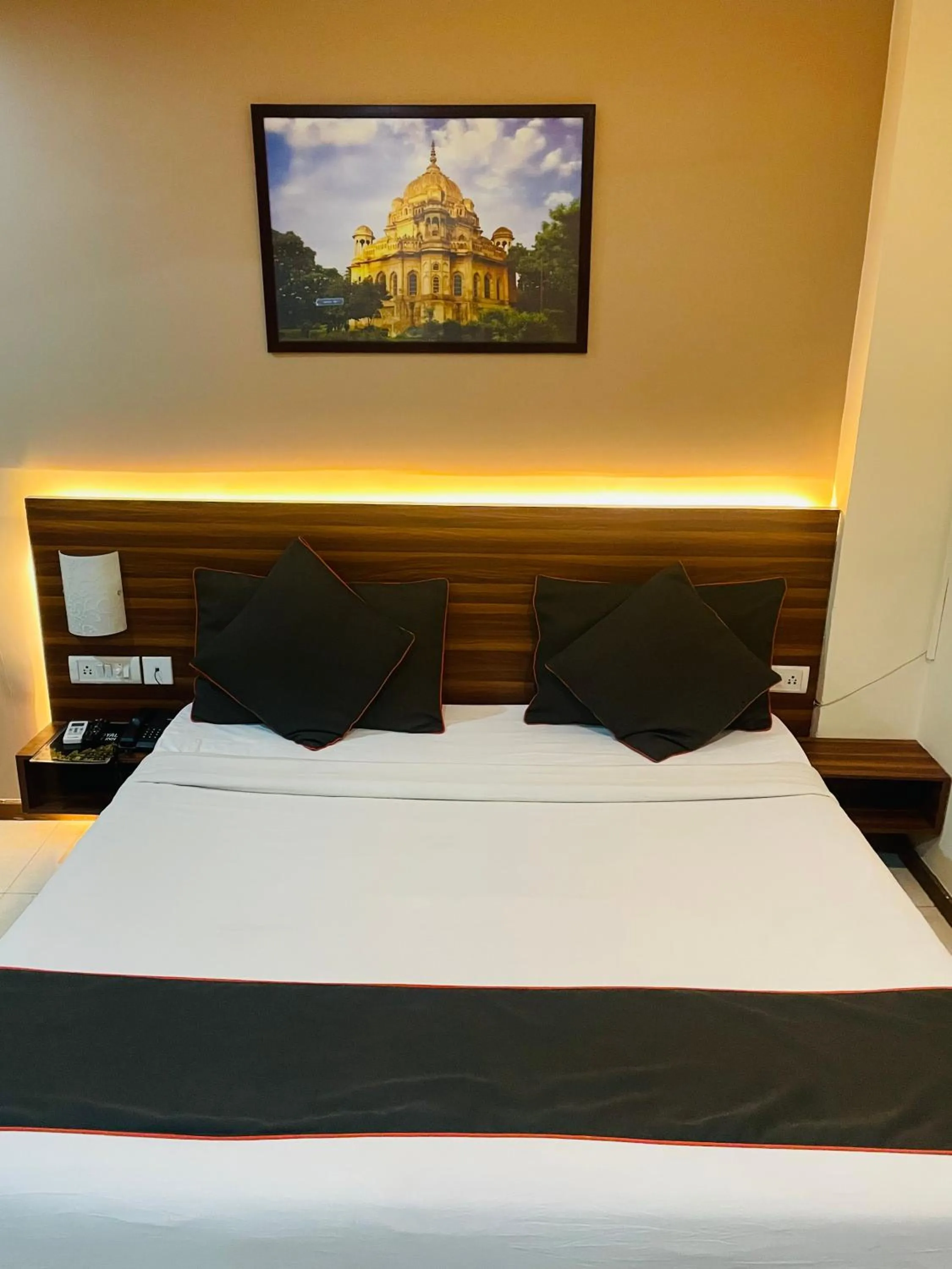 Bed in THE ROYAL PRESIDENCY INN