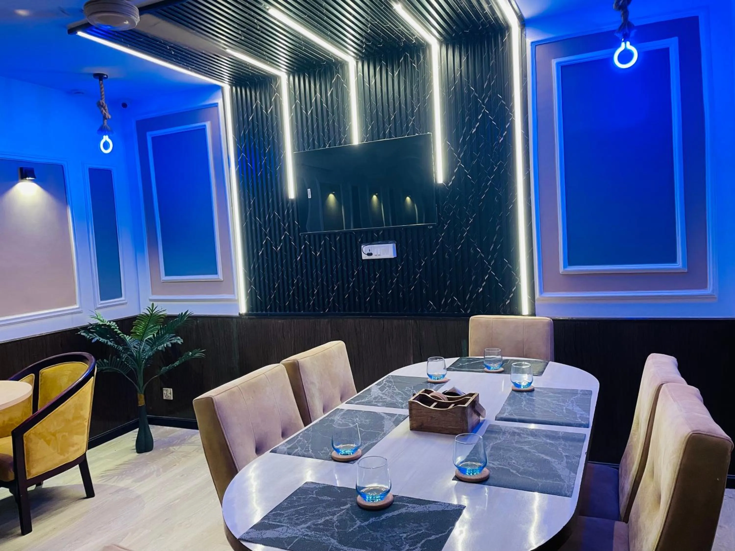 Restaurant/places to eat in THE ROYAL PRESIDENCY INN