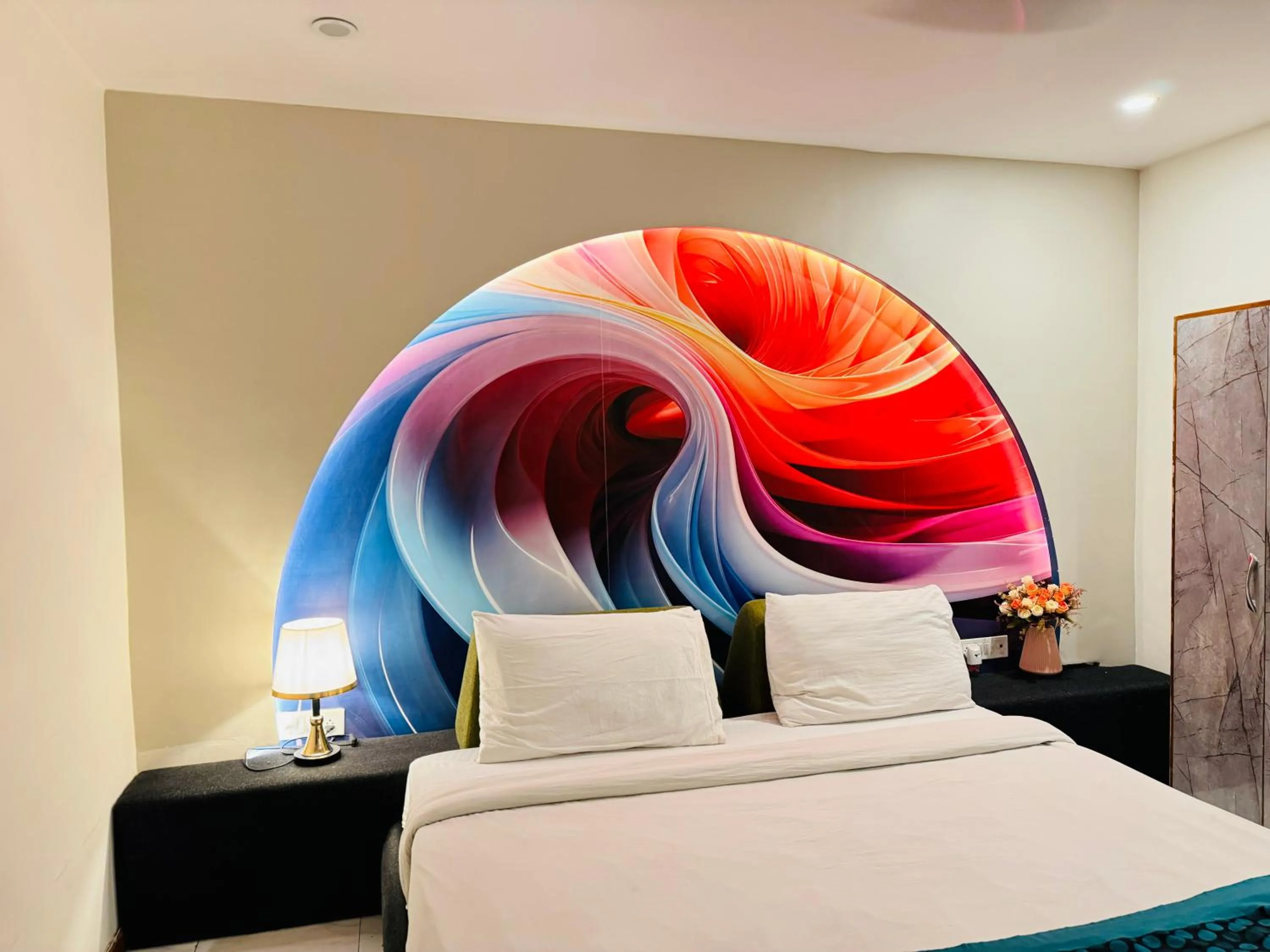 Bed in THE ROYAL PRESIDENCY INN