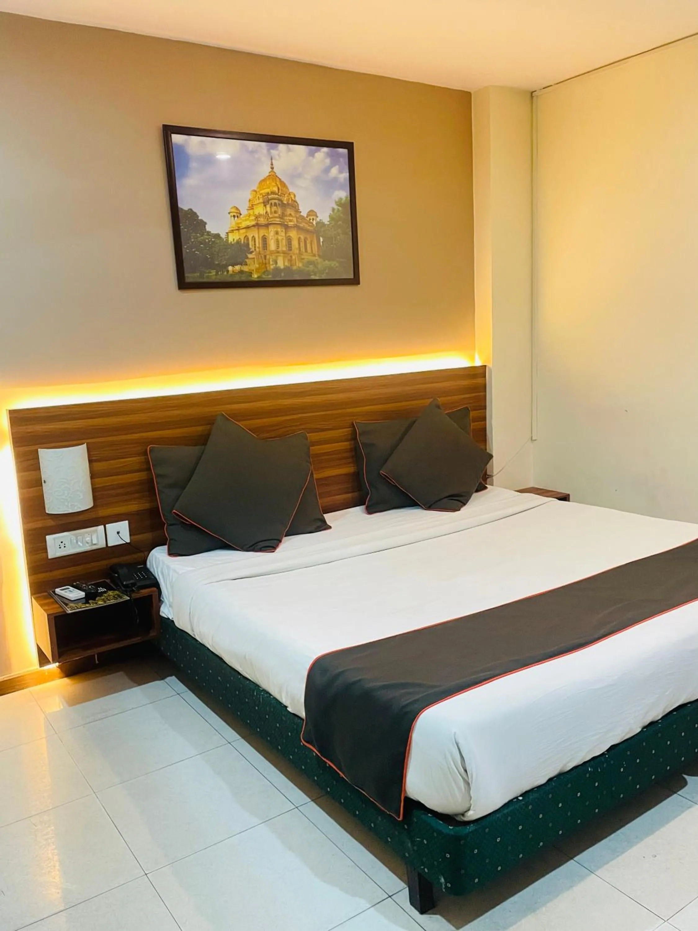 Bed in THE ROYAL PRESIDENCY INN