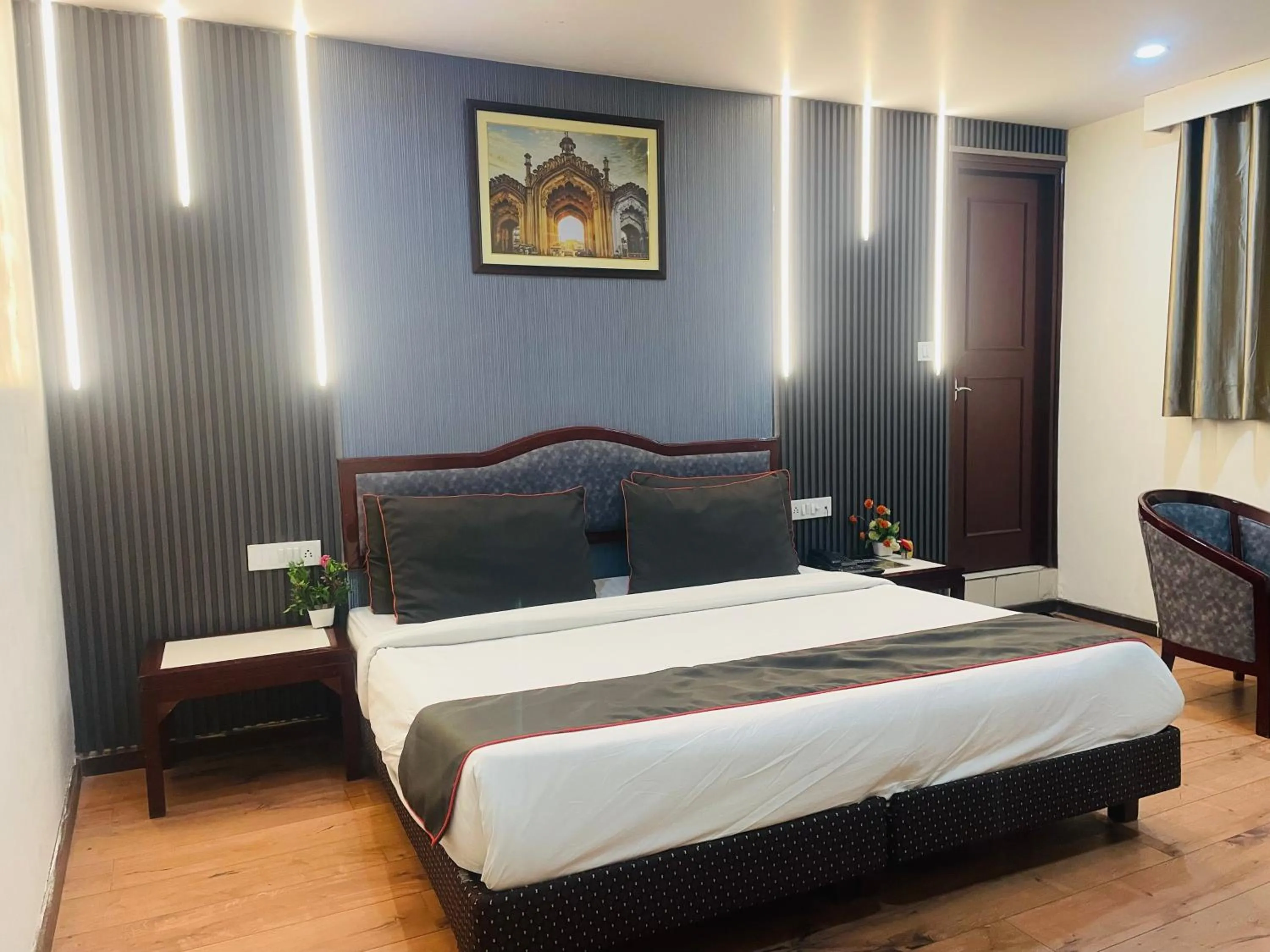 Bed in THE ROYAL PRESIDENCY INN