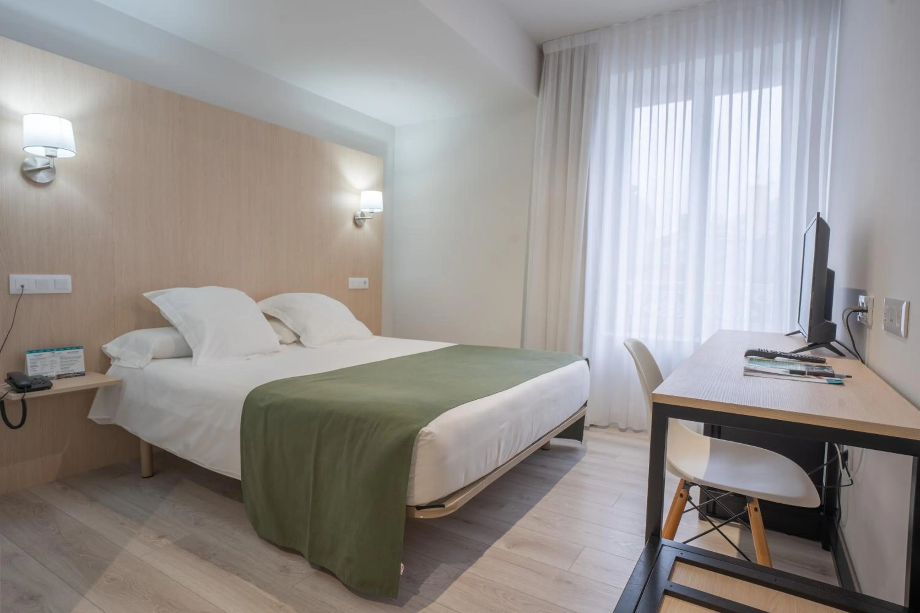 Bedroom, Bed in Hotel Mendez Nuñez