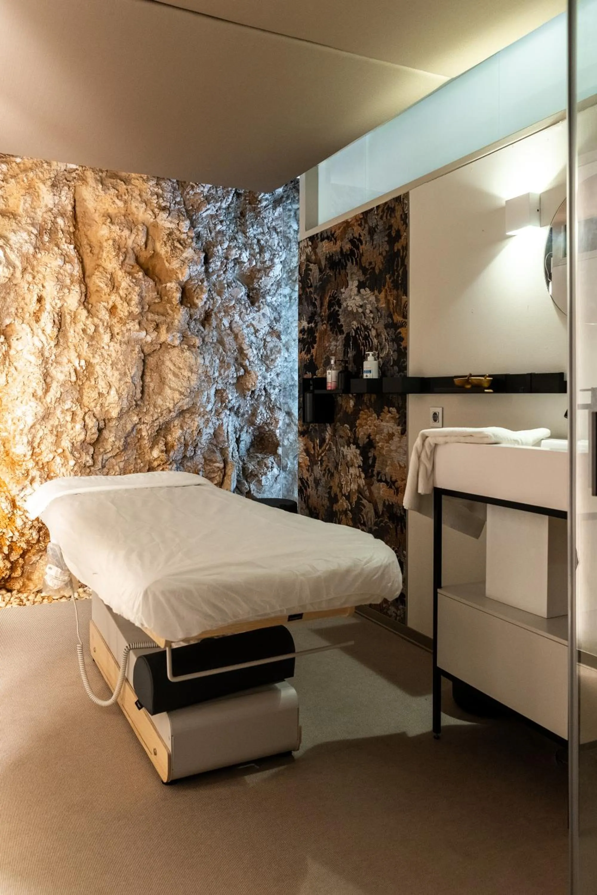 Massage, Bed in Hotel Balneario La Hermida