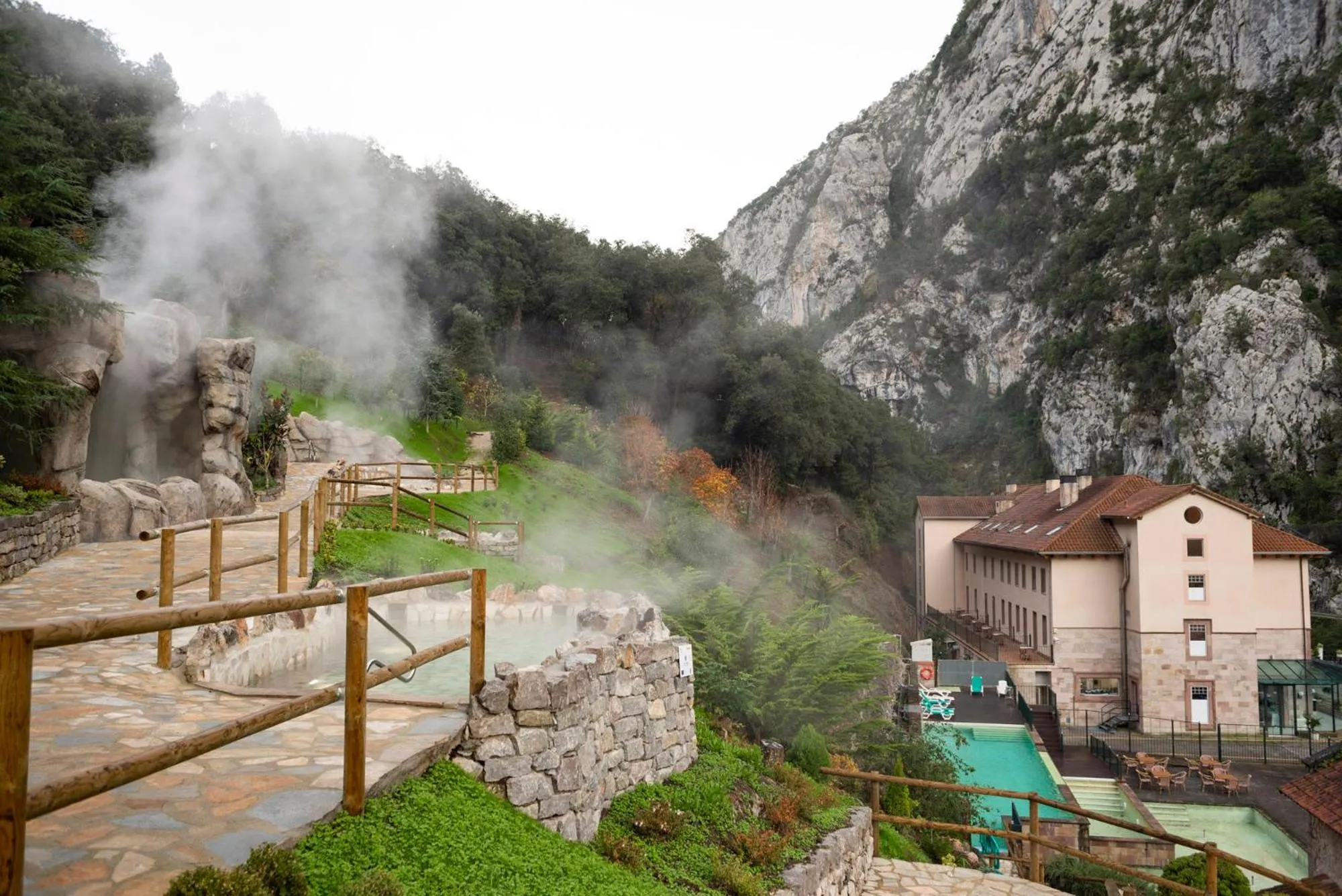 Swimming pool in Hotel Balneario La Hermida