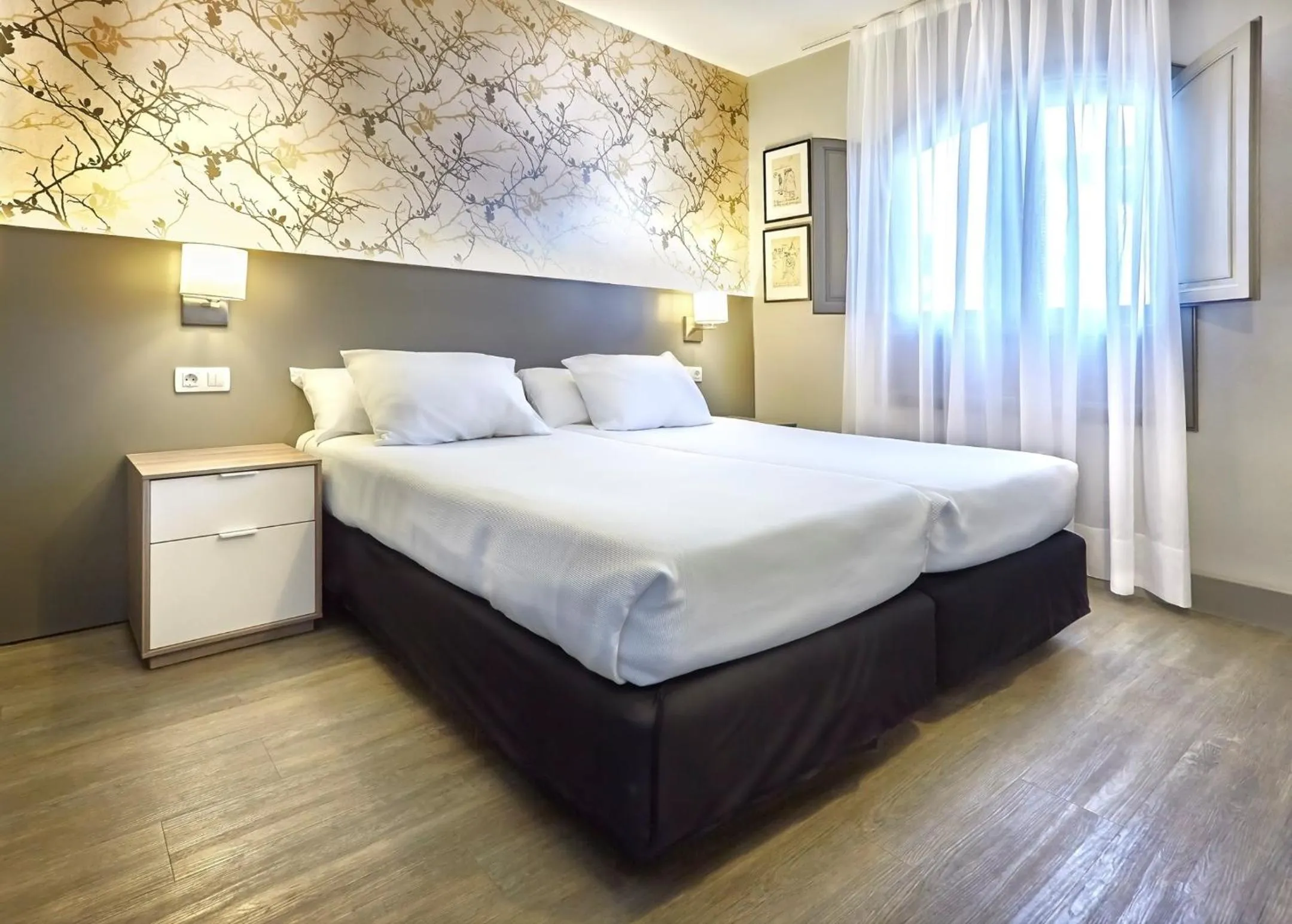 Photo of the whole room, Bed in HG Lomo Blanco