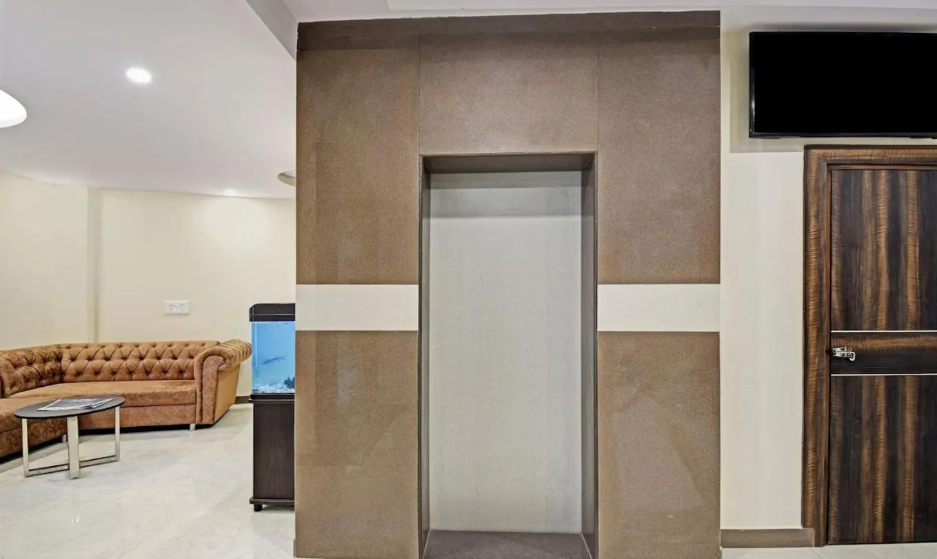 Communal lounge/ TV room in Hotel Shashwat