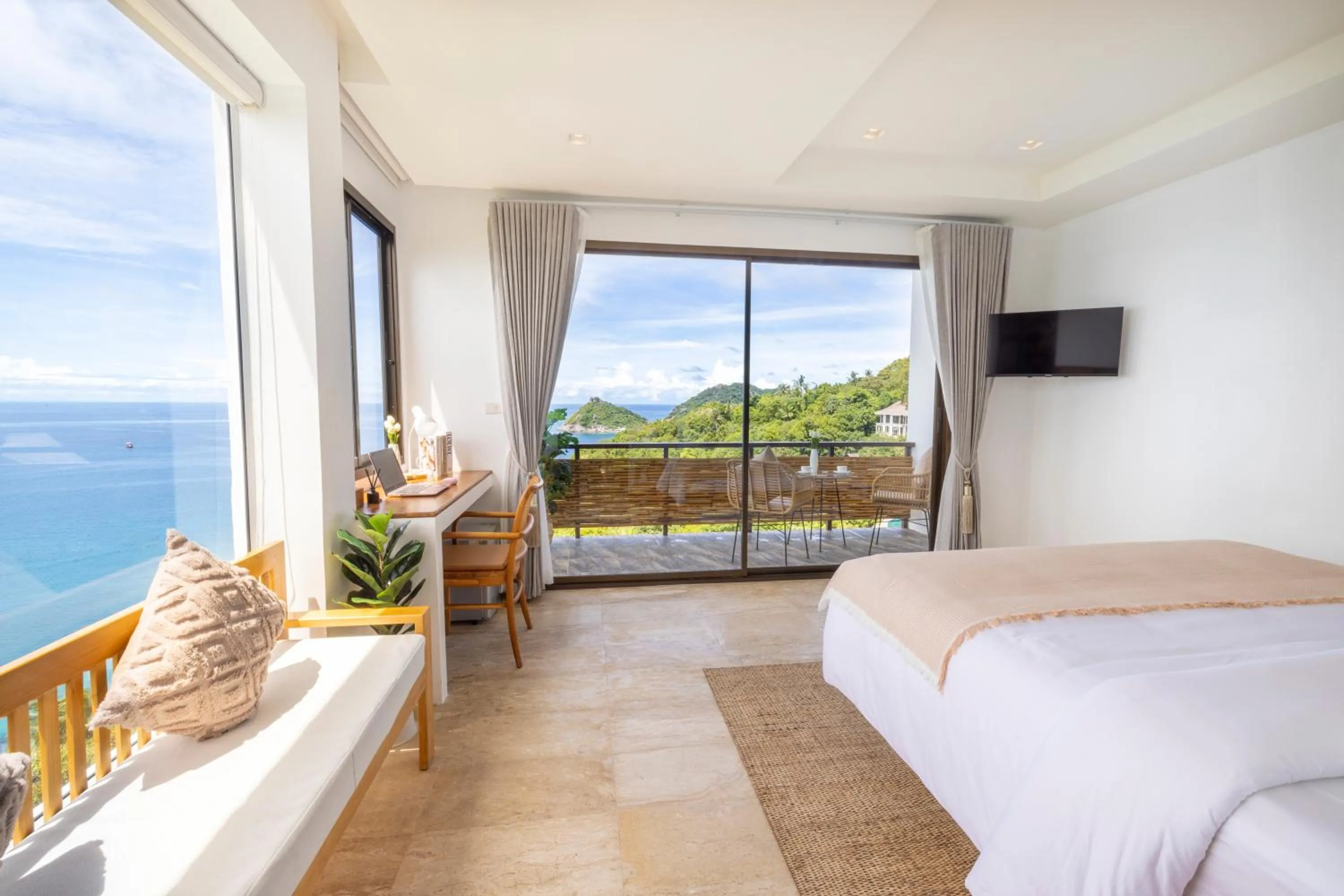 Balcony/Terrace, Bed in The AVA Resort Koh Tao