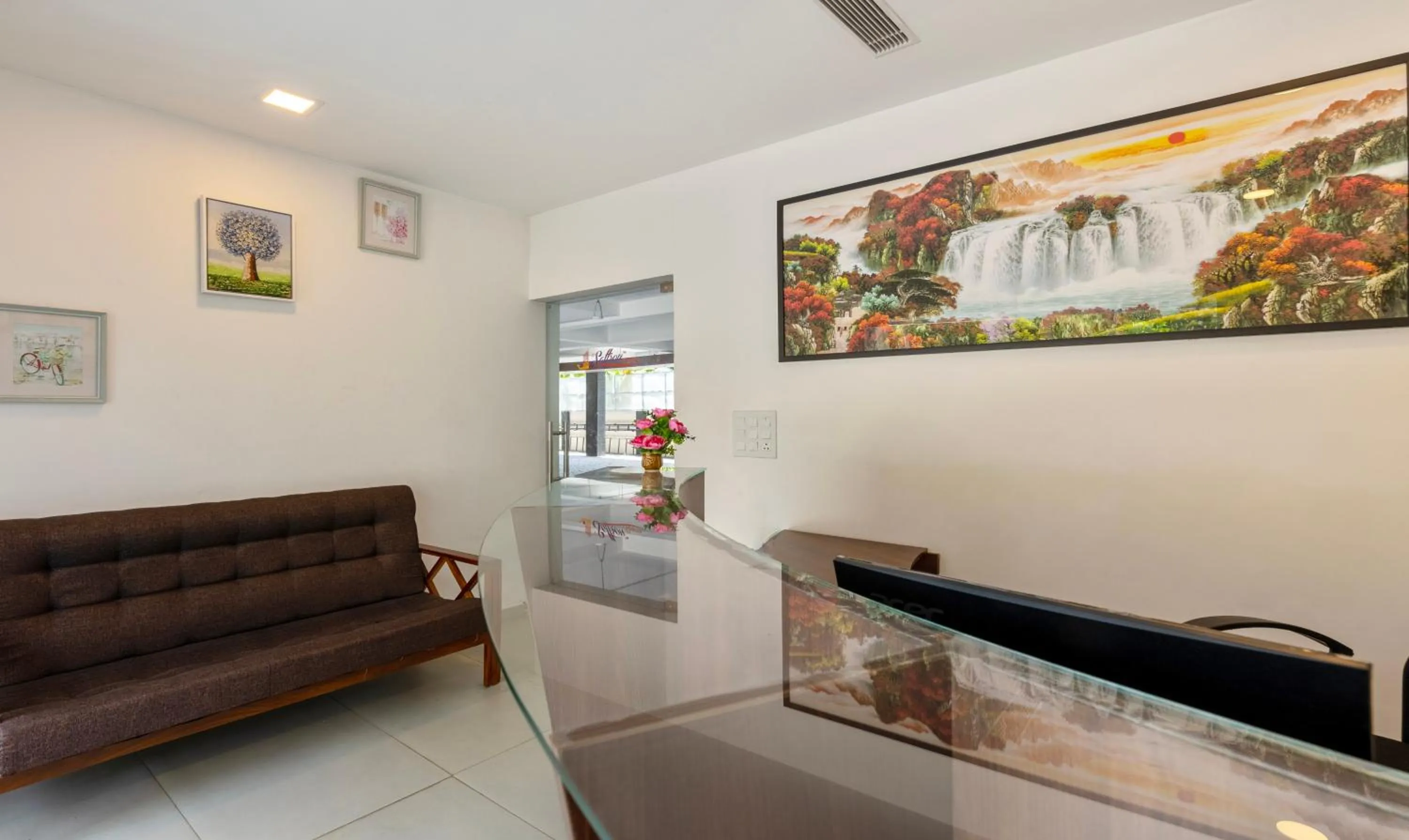 Lobby or reception in Treebo vSaffron Regency, Punnamada Lake