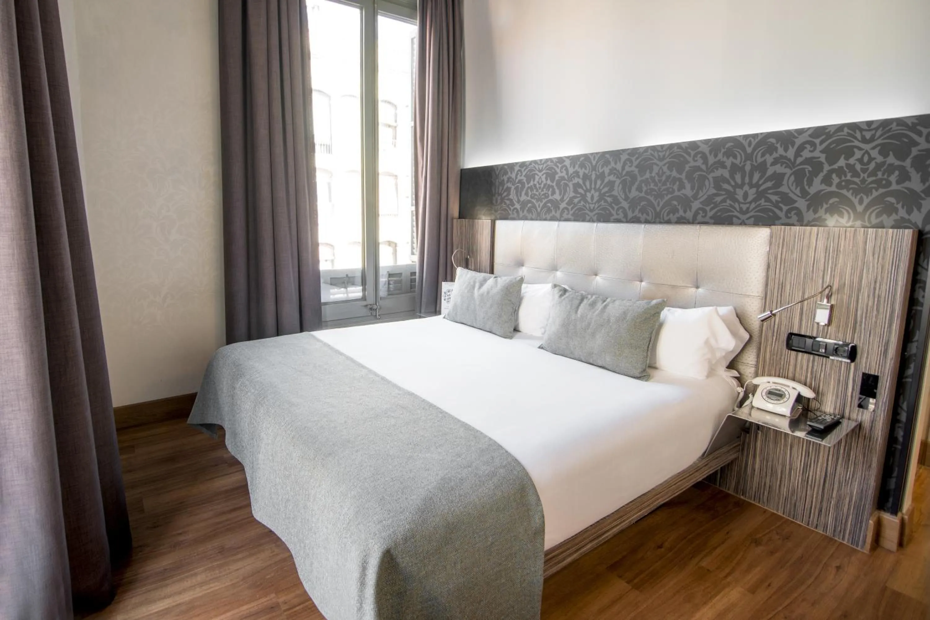 Bedroom, Bed in Petit Palace Museum